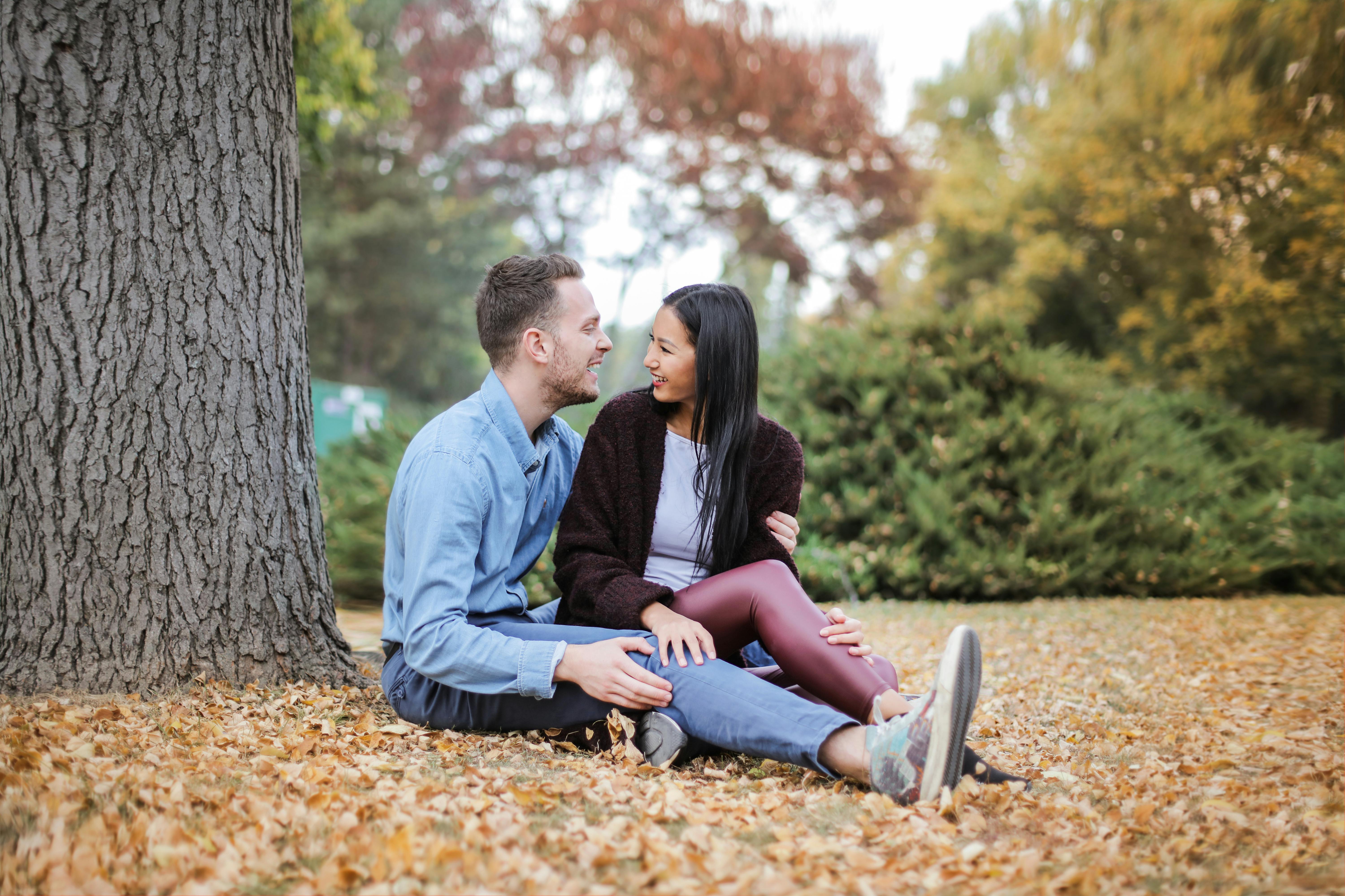 Pareja sentada bajo un árbol | Fuente: Pexels