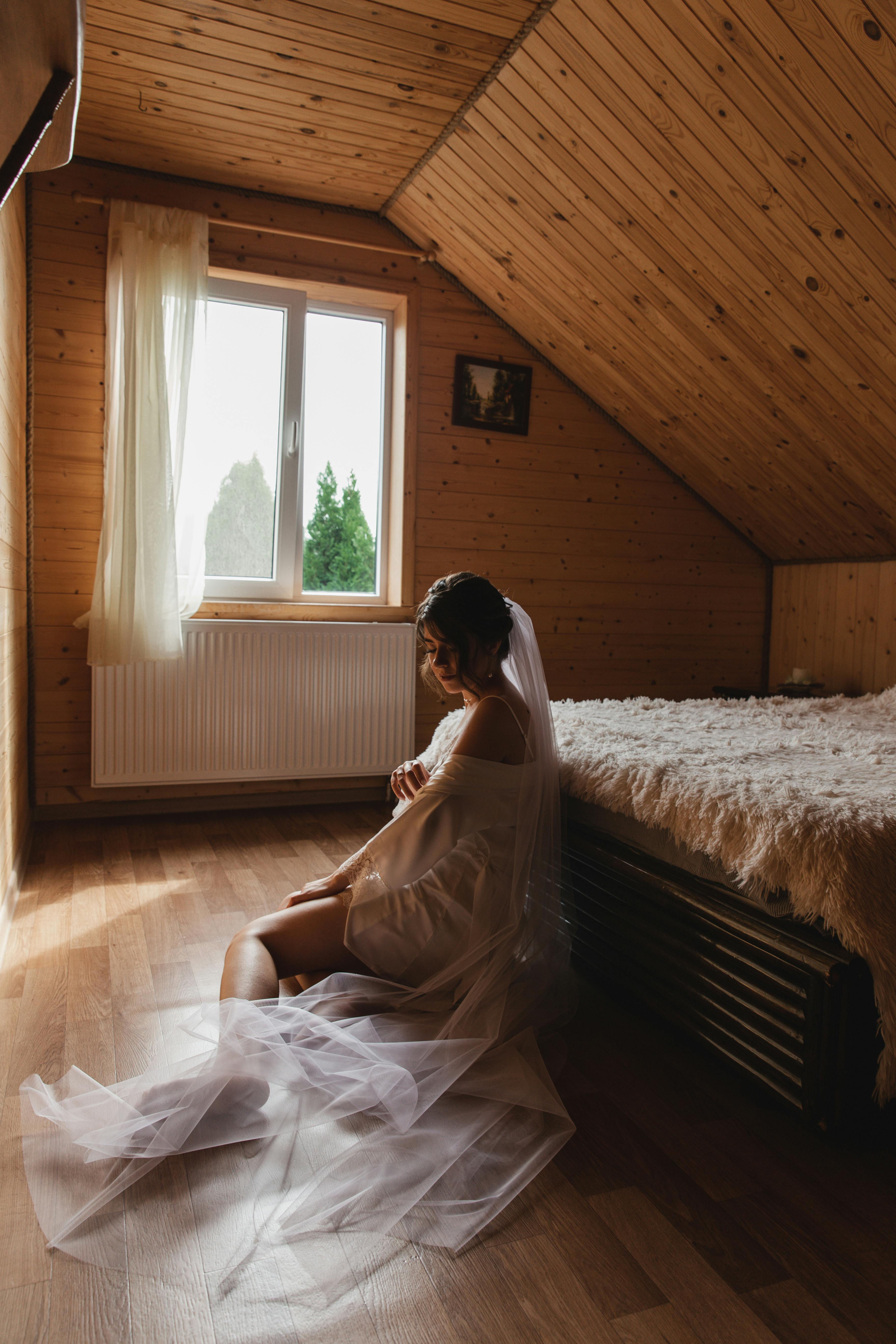 Una novia angustiada sentada en el suelo | Fuente: Pexels