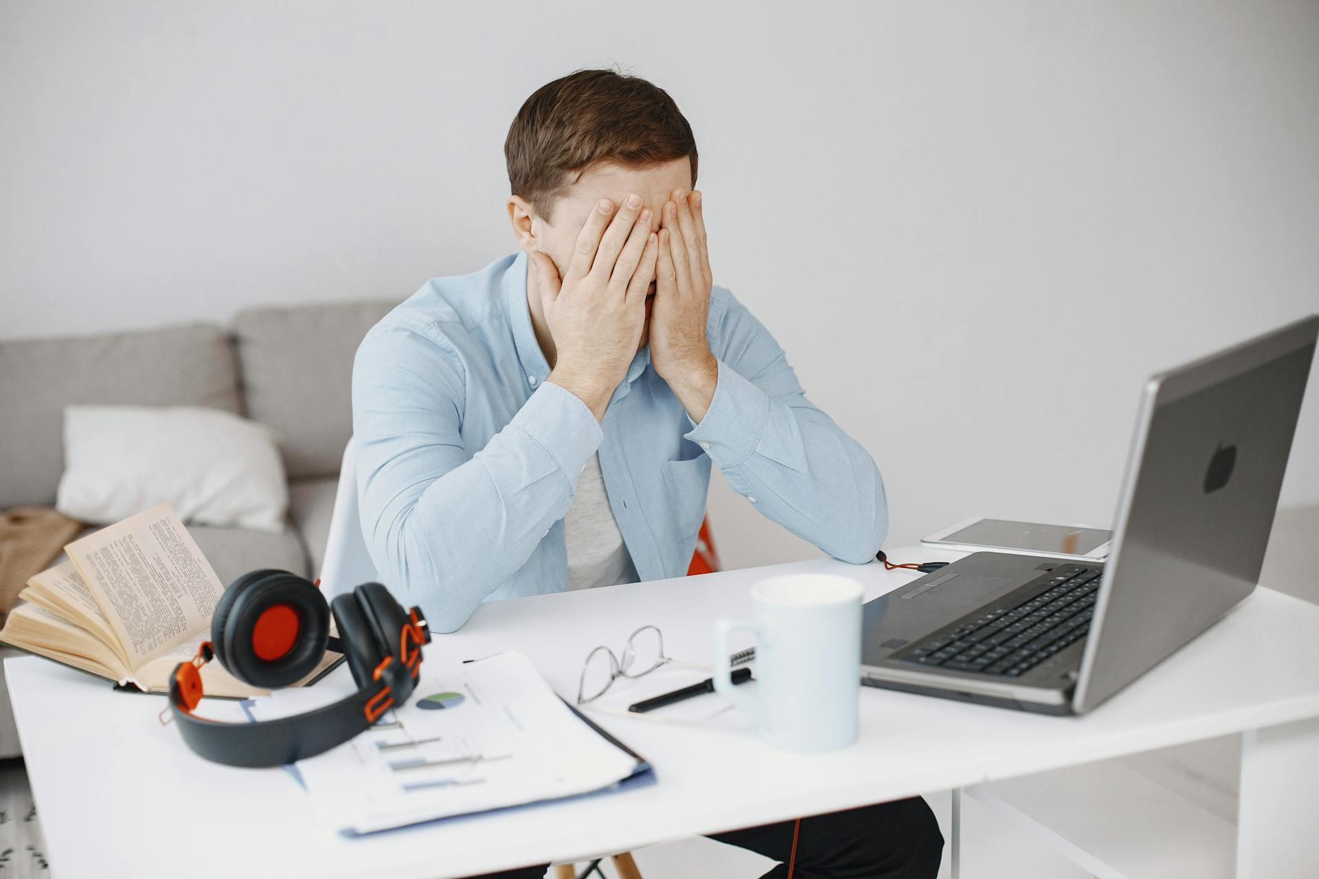 Un hombre cubriéndose la cara | Fuente: Pexels