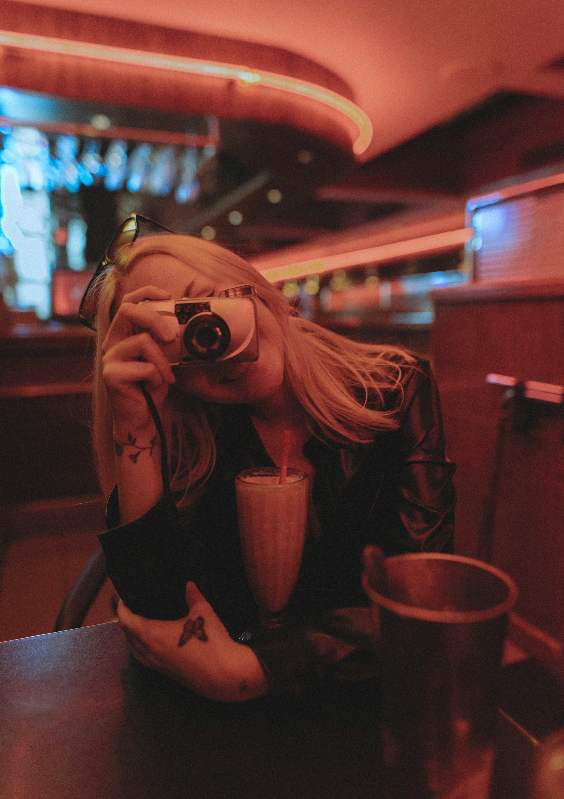 Una mujer en un restaurante | Fuente: Unsplash