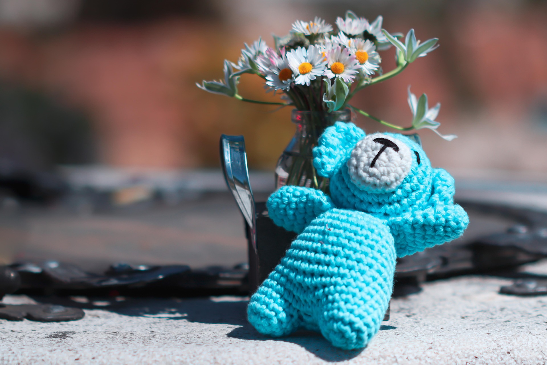 Un osito de peluche azul hecho a mano | Fuente: Pixabay