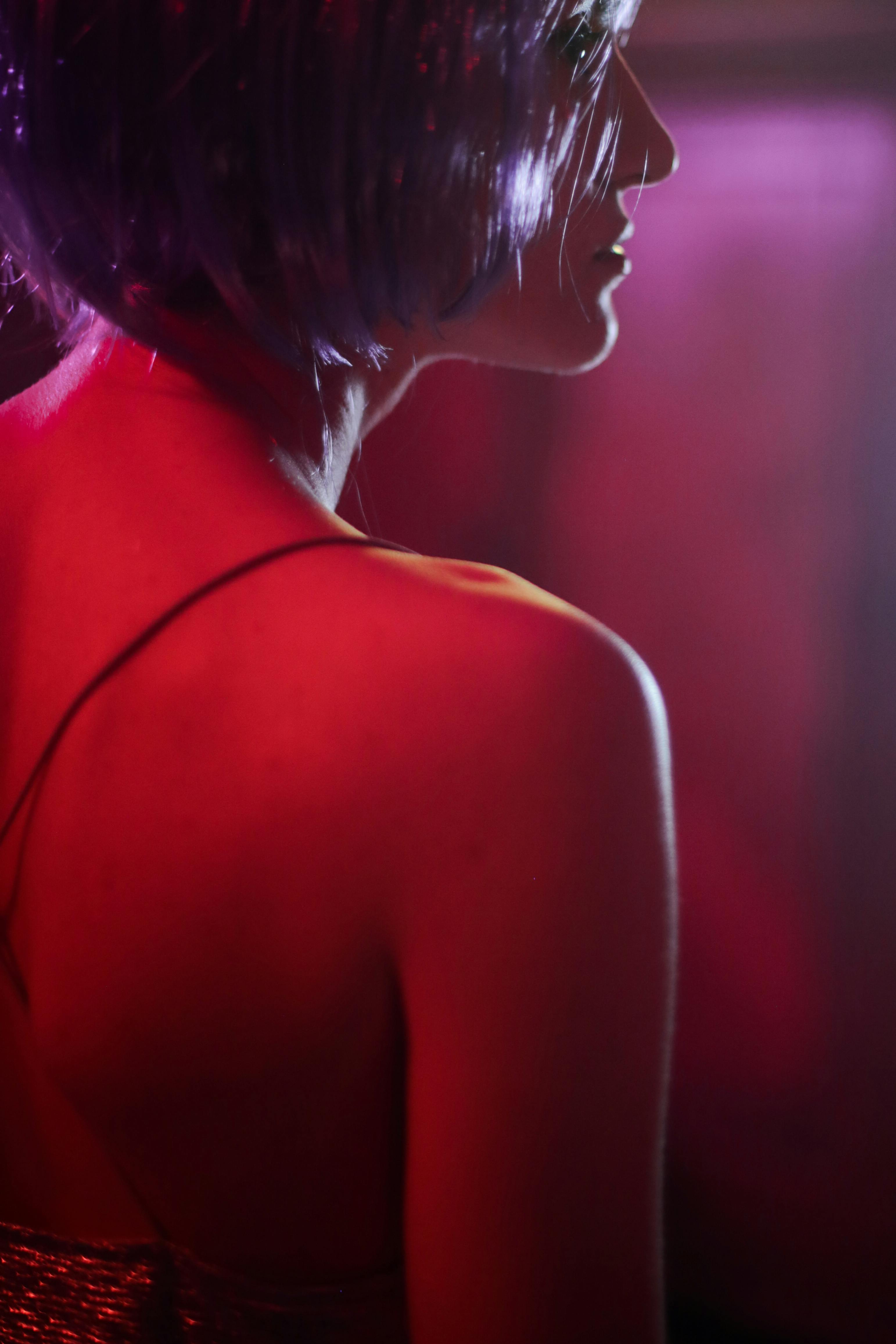 Mujer mirando de reojo | Fuente: Pexels
