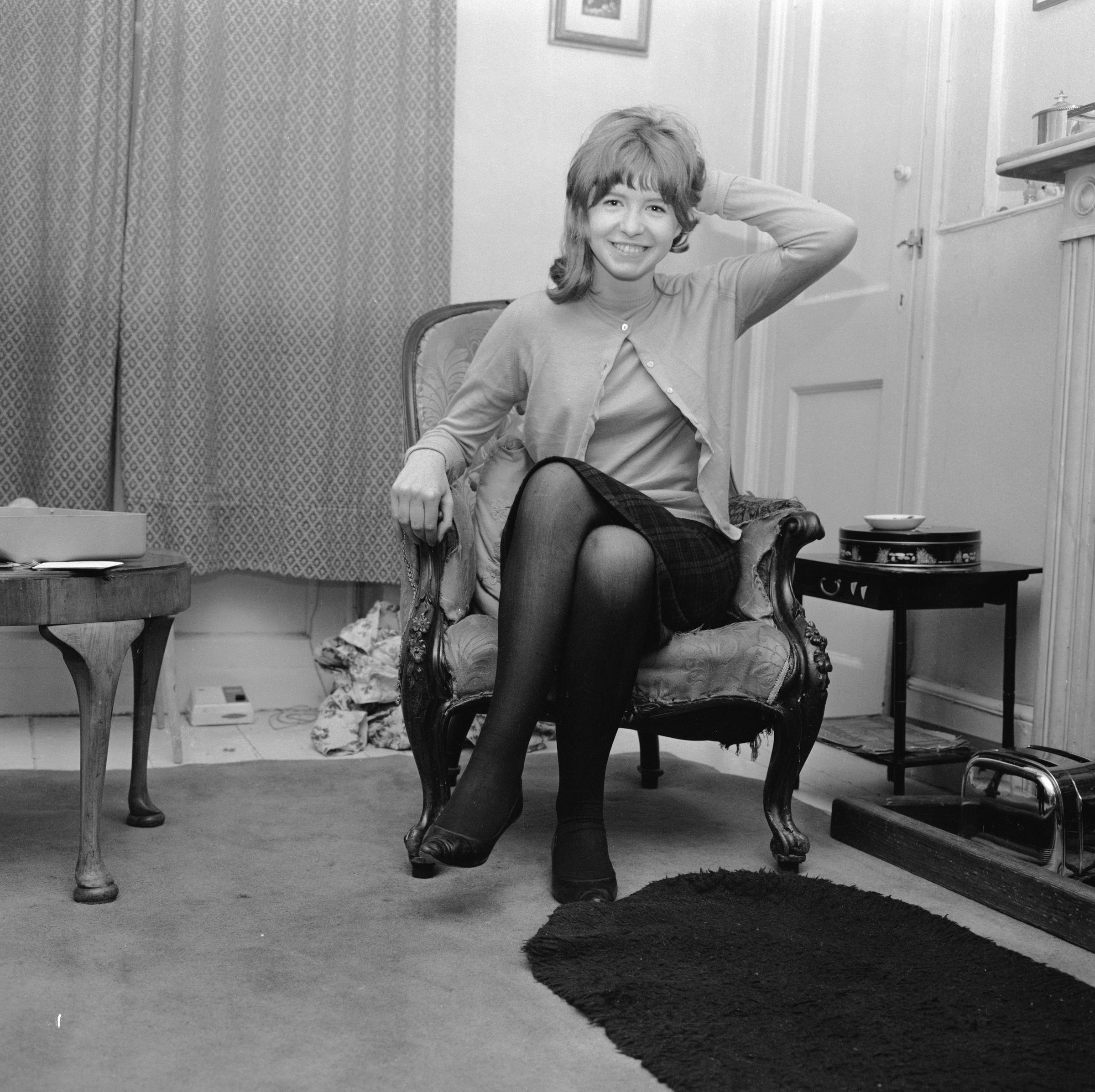 La actriz posando en un salón el 19 de octubre de 1962 | Fuente: Getty Images