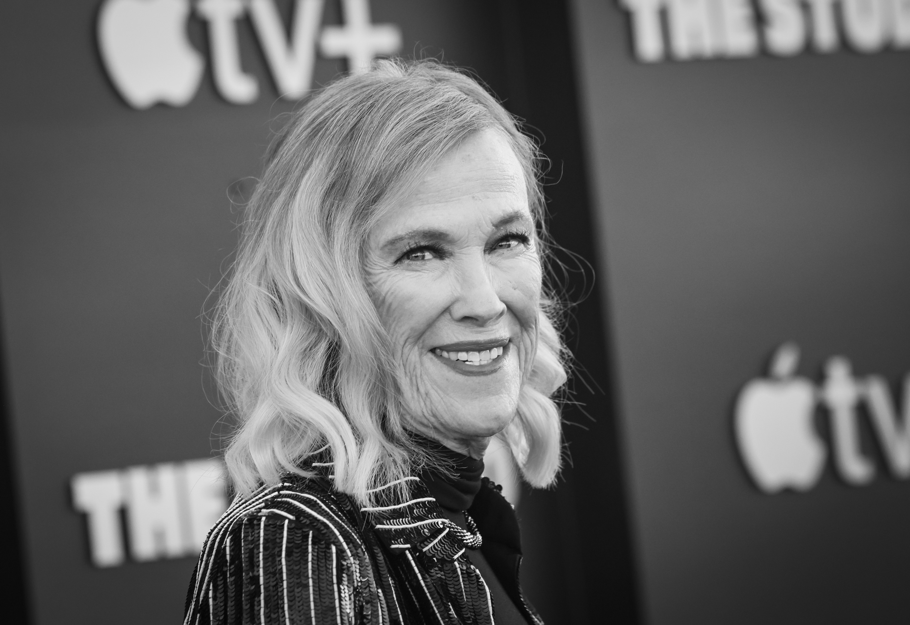 (La imagen se ha convertido a blanco y negro.) Catherine O'Hara asiste al estreno mundial de la serie "The Studio" de Apple TV+ en el Museo de la Academia de Cine el 24 de marzo de 2025 en Los Ángeles, California. | Fuente: Getty Images.