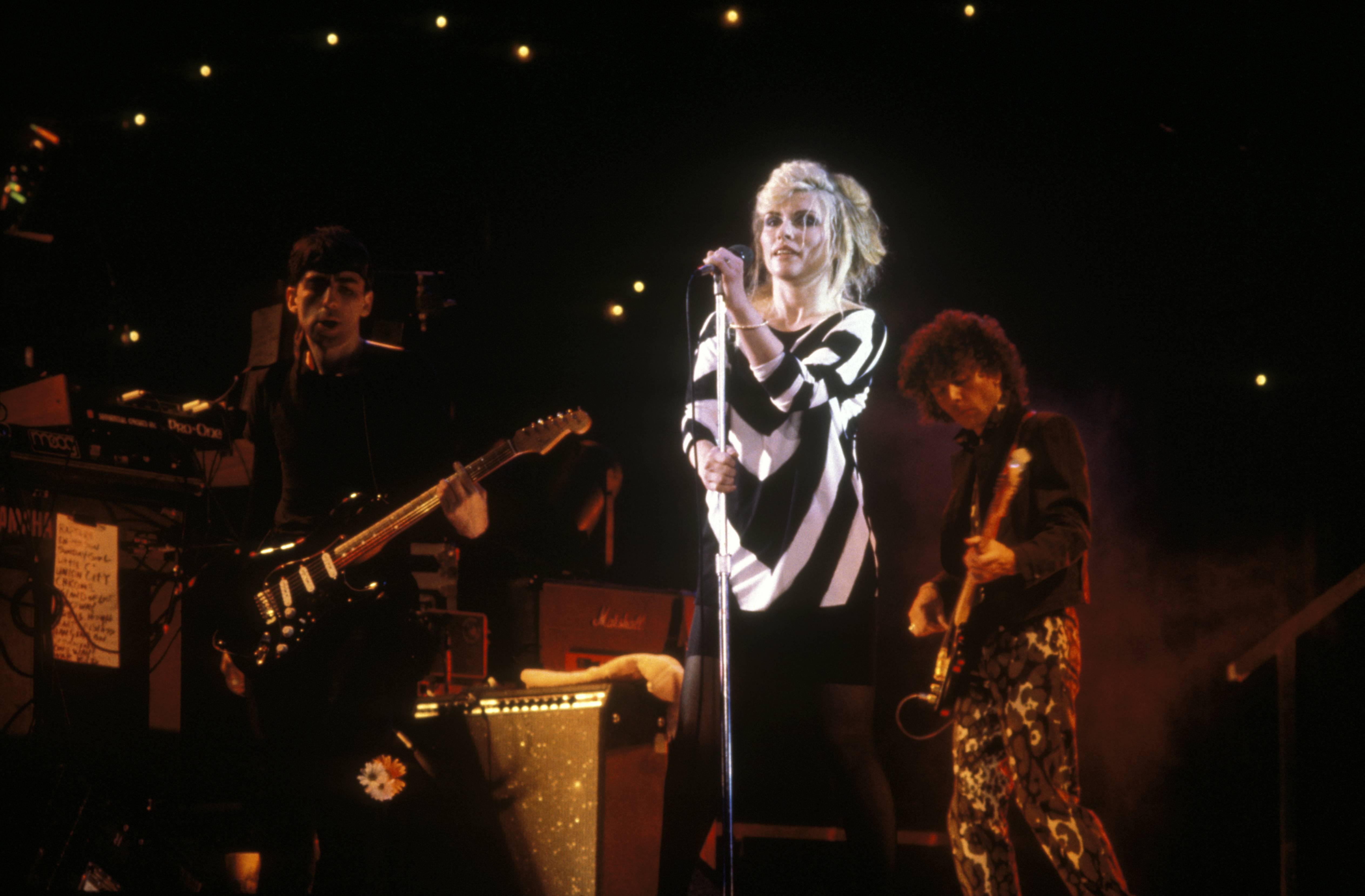La famosa cantante y su banda actuando en directo en 1982. | Fuente: Getty Images
