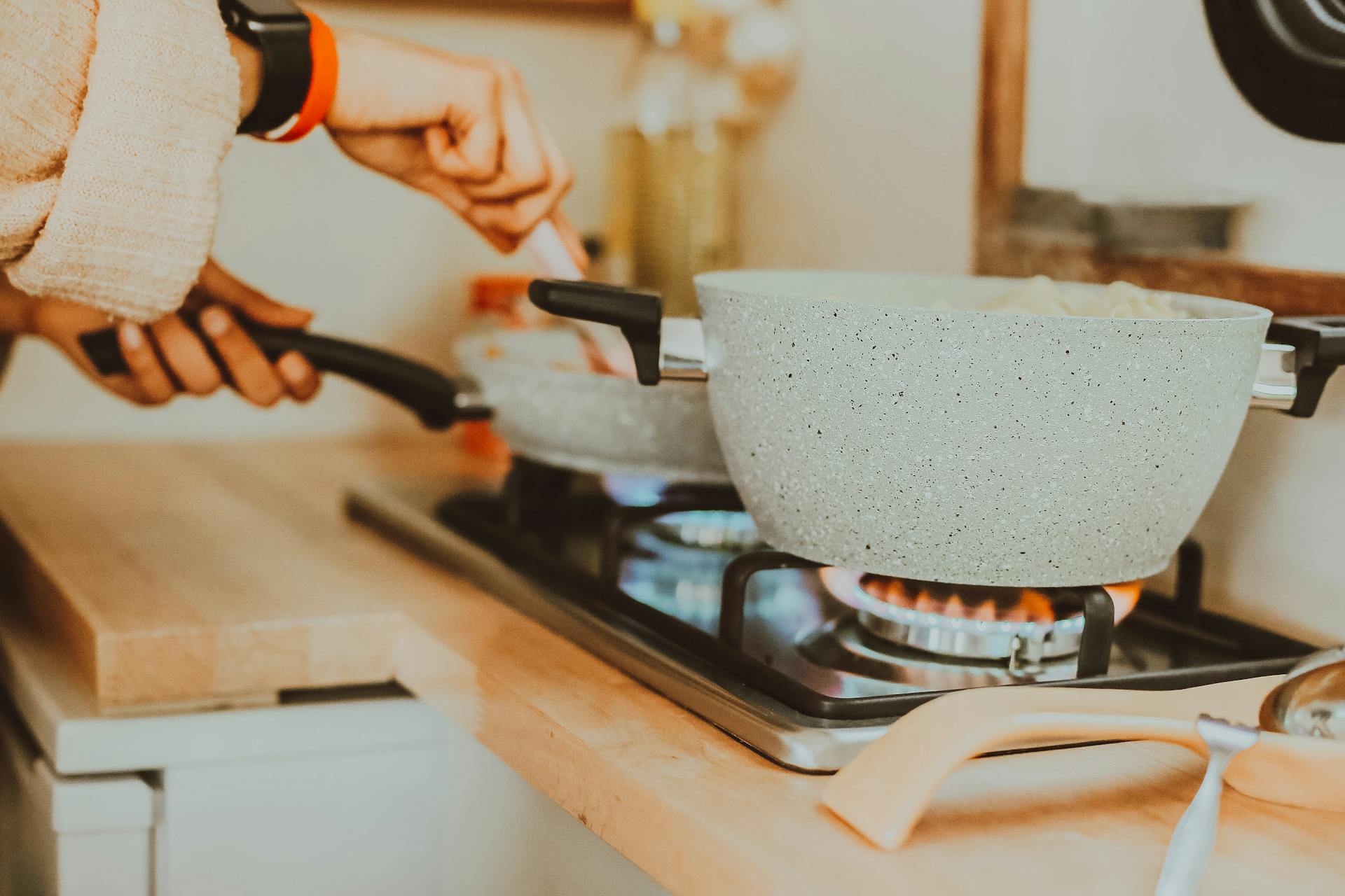 Una mujer cocinando | Fuente: Pexels