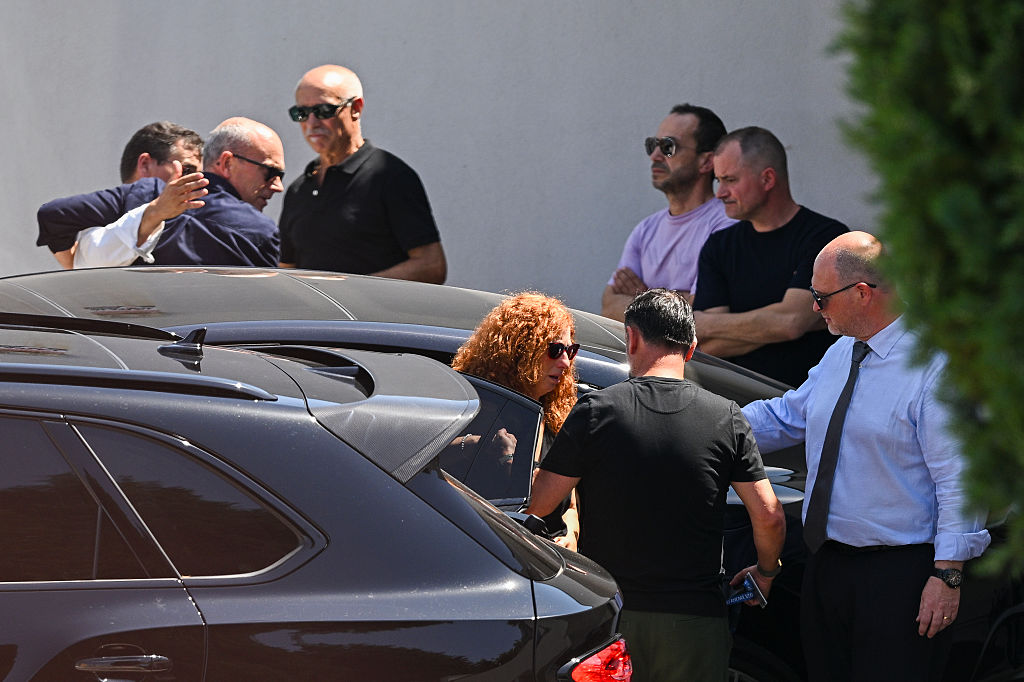 Isabel Silva llega al velorio de sus hijos en Gondomar el 4 de julio de 2025. | Foto: Getty Images