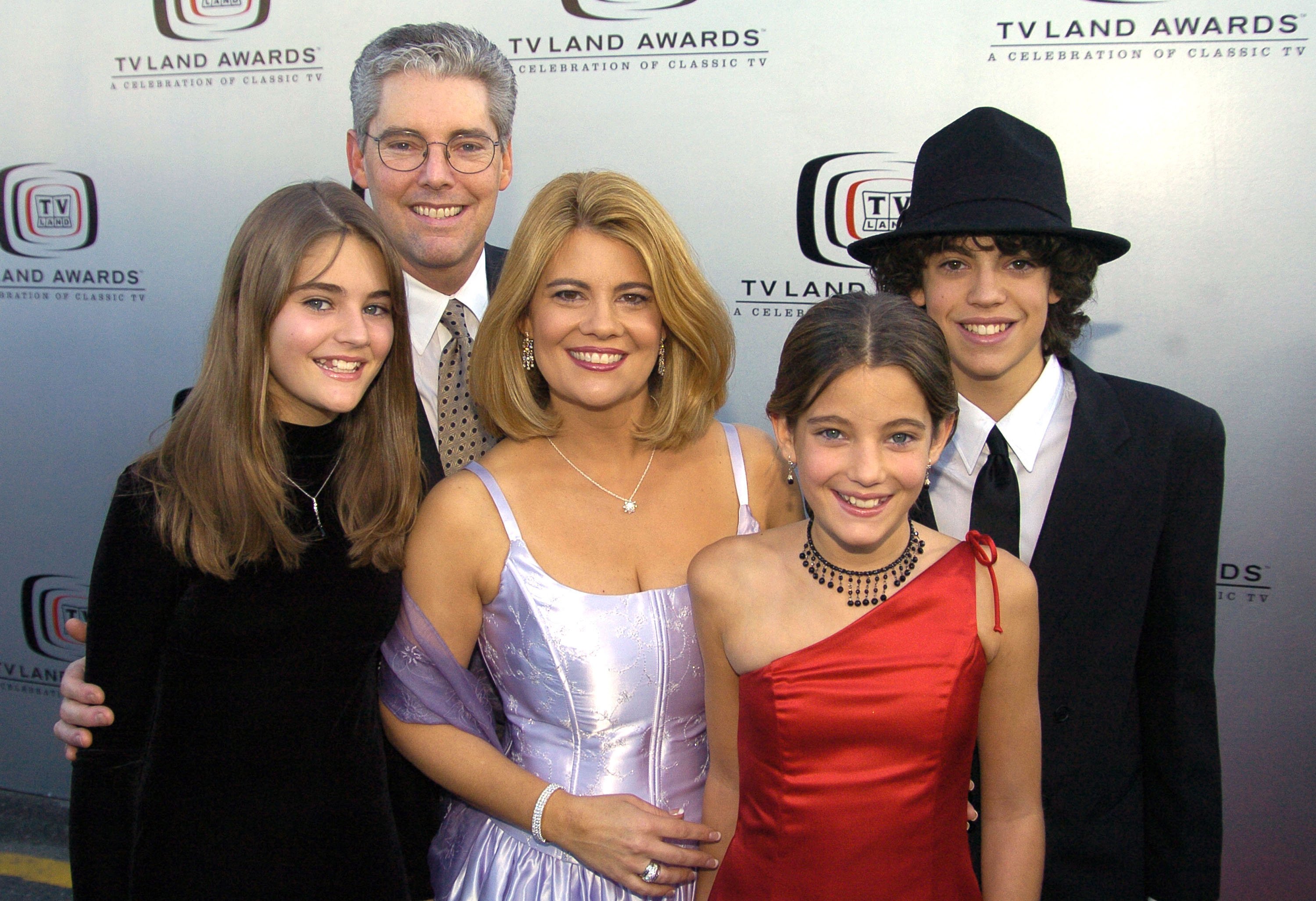 Lisa Whelche y su familia durante la emisión de los Premios TV Land 2004 el 17 de marzo de 2004 en The Palladium en Hollywood, California | Fuente: Getty Images