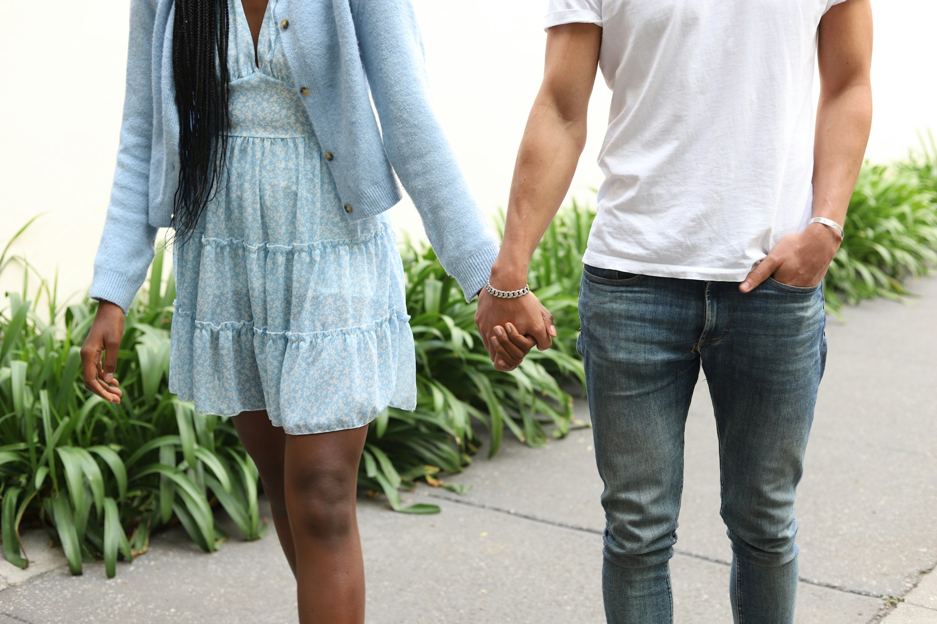 Una pareja cogida de la mano y caminando juntos | Fuente: Unsplash