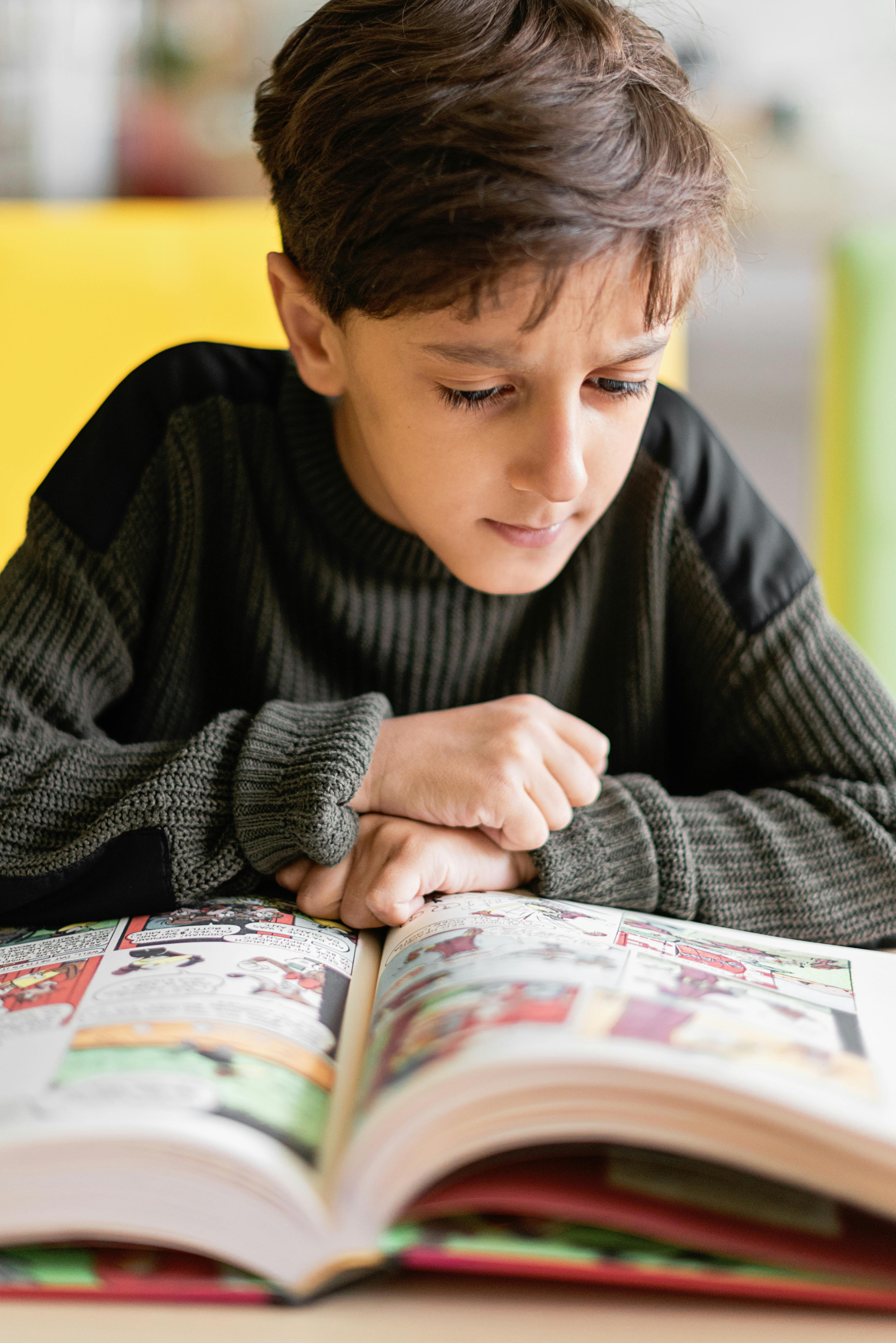Un niño leyendo | Fuente: Pexels