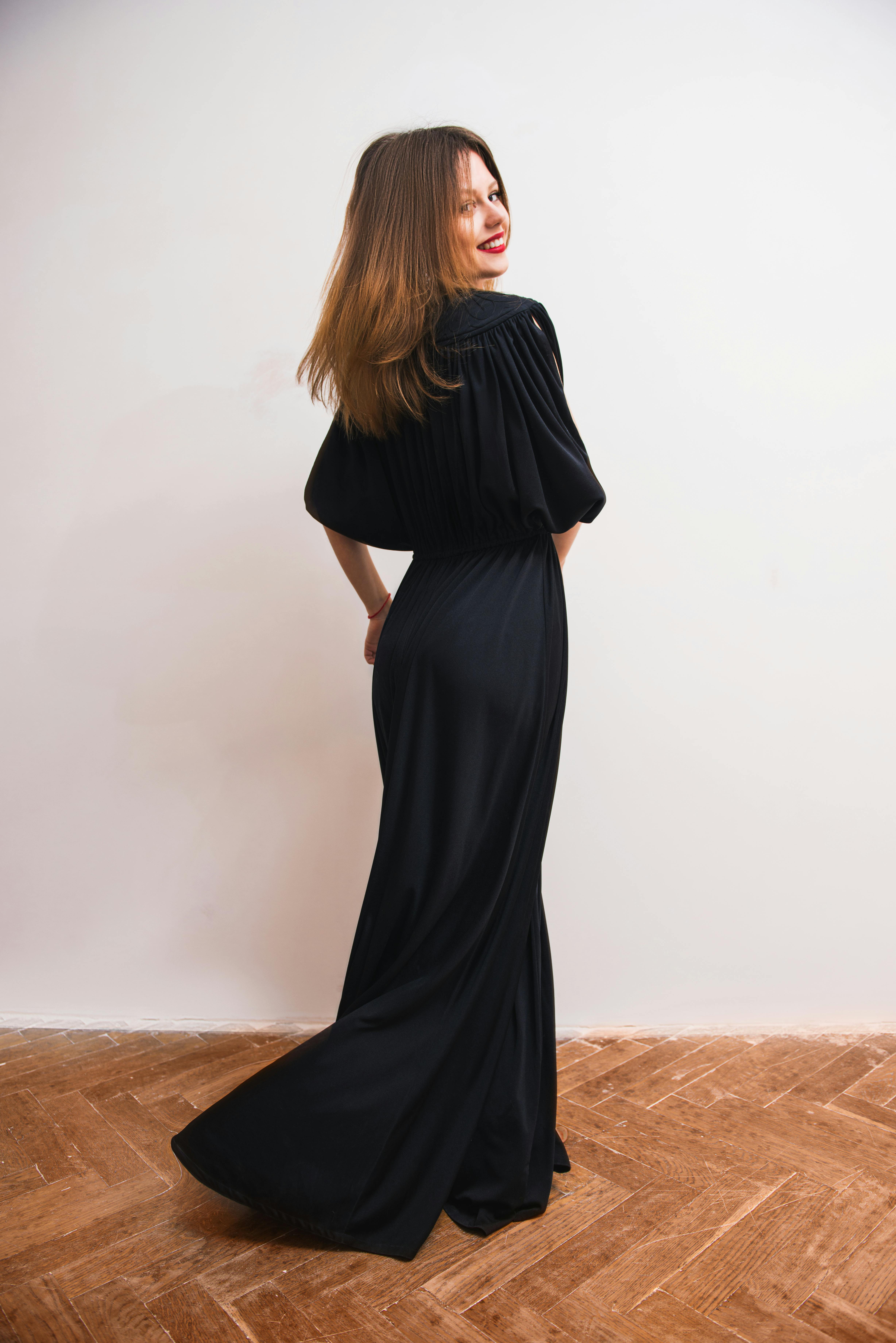 Una mujer con un vestido negro | Fuente: Pexels
