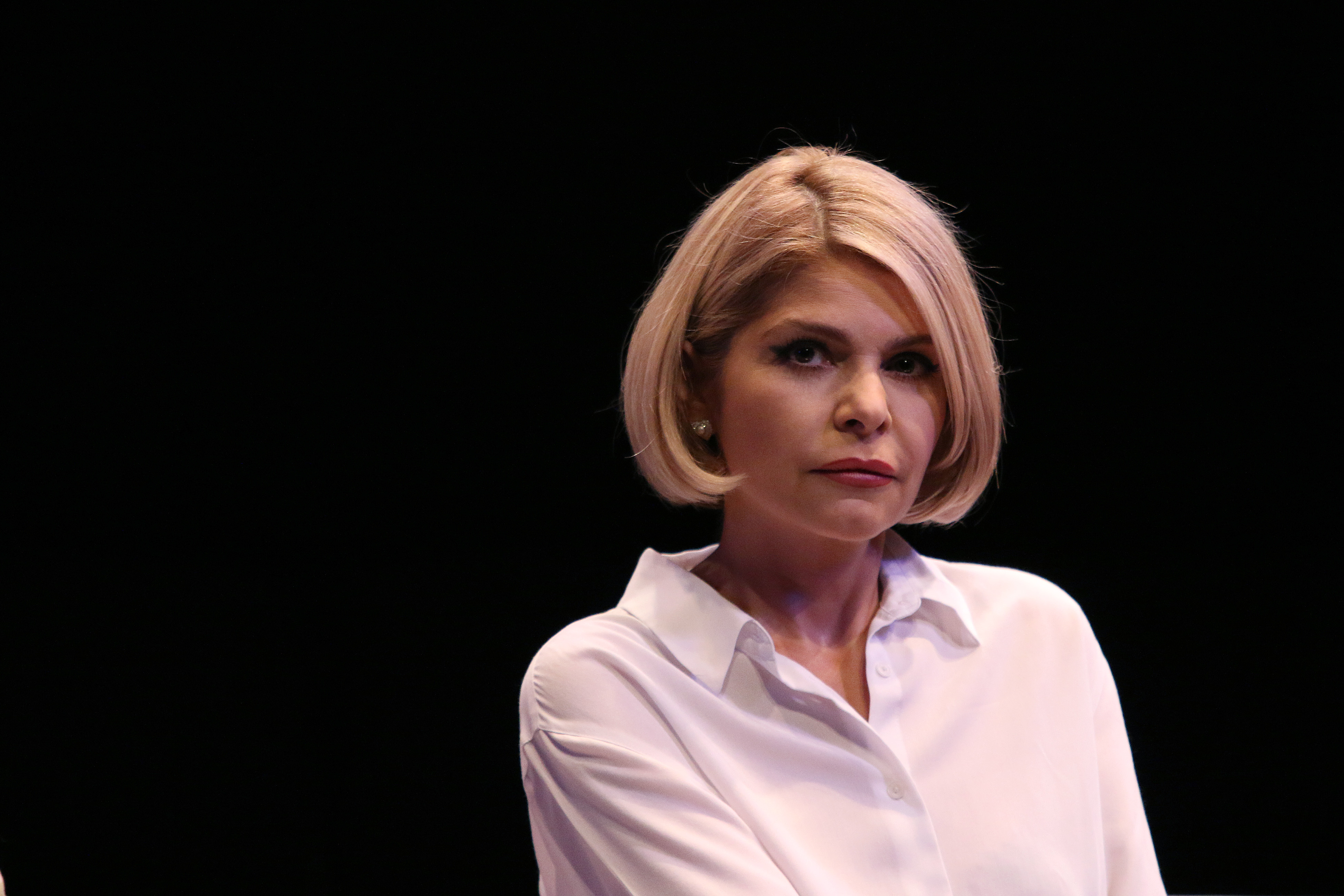 Itatí Cantoral escucha las preguntas y respuestas durante la rueda de prensa de la obra "Testosterona" en el Teatro Rafael Solana el 1 de octubre de 2019 en Ciudad de México, México. | Fuente: Getty Images