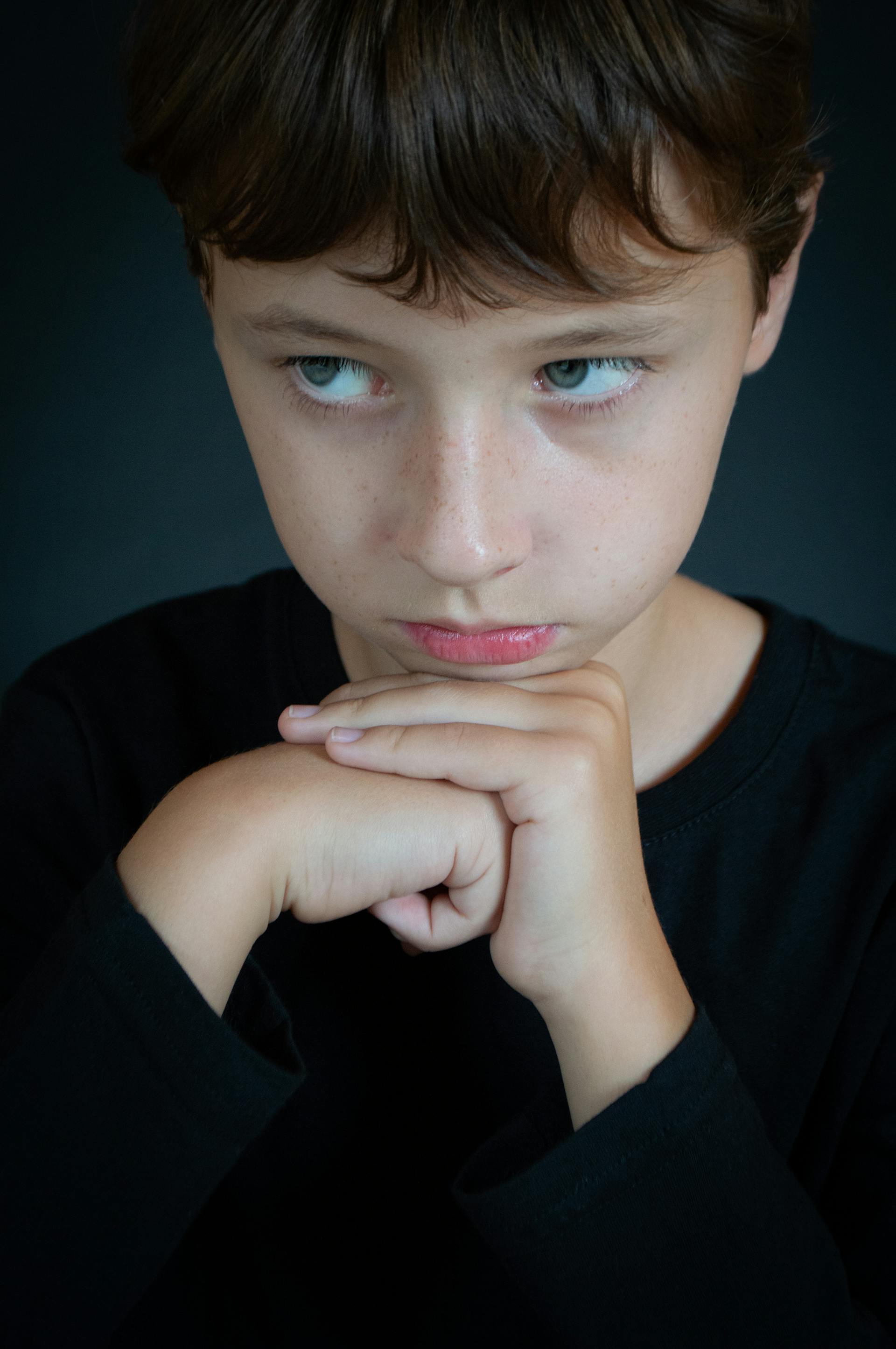 Un chico con camisa negra | Fuente: Pexels