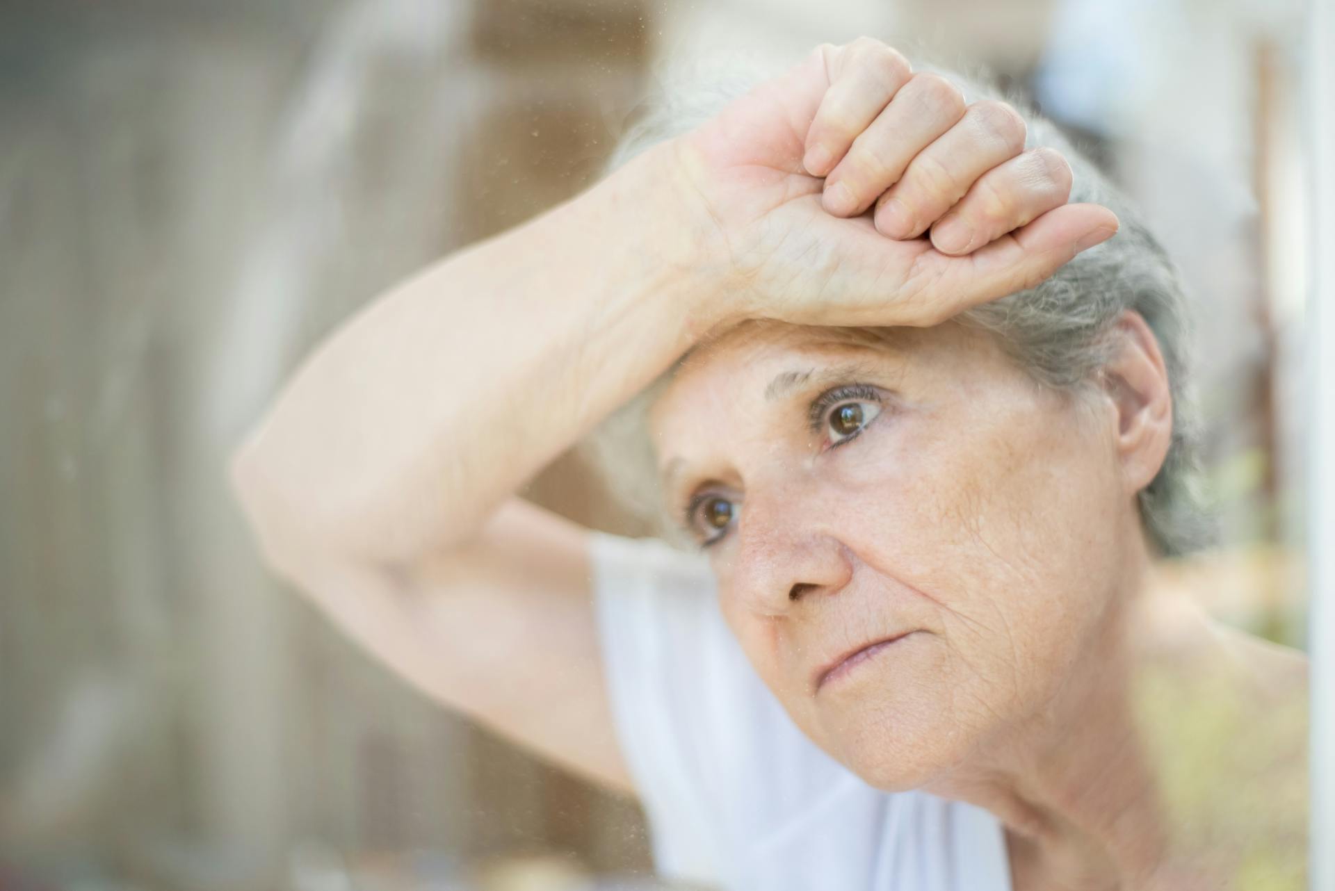 Una mujer mirando por una ventana | Fuente: Pexels