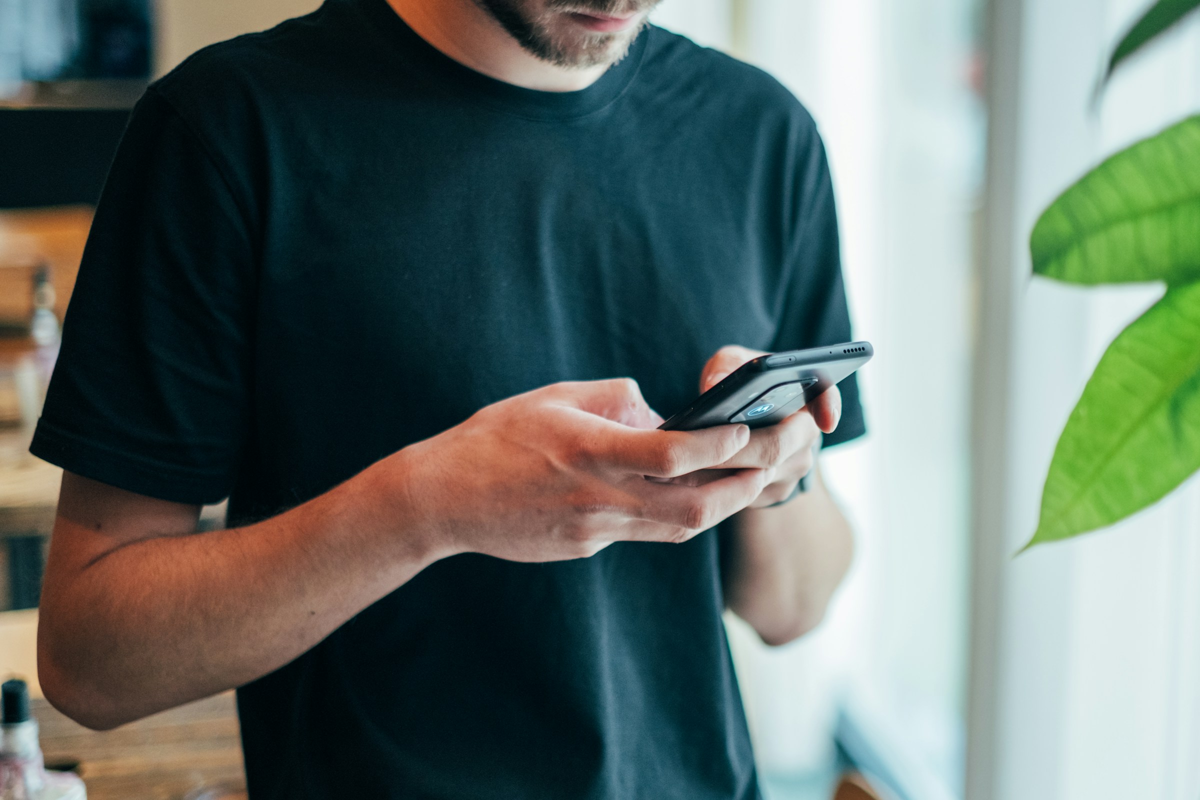 Un hombre usando un teléfono | Fuente: Unsplash