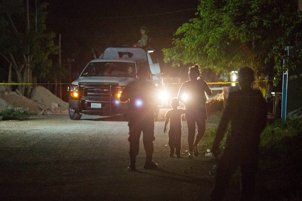 Agentes de policía custodian la escena de un crimen en Puerto Morelos, México, el martes 11 de julio de 2017. | Fuente: Getty Images.