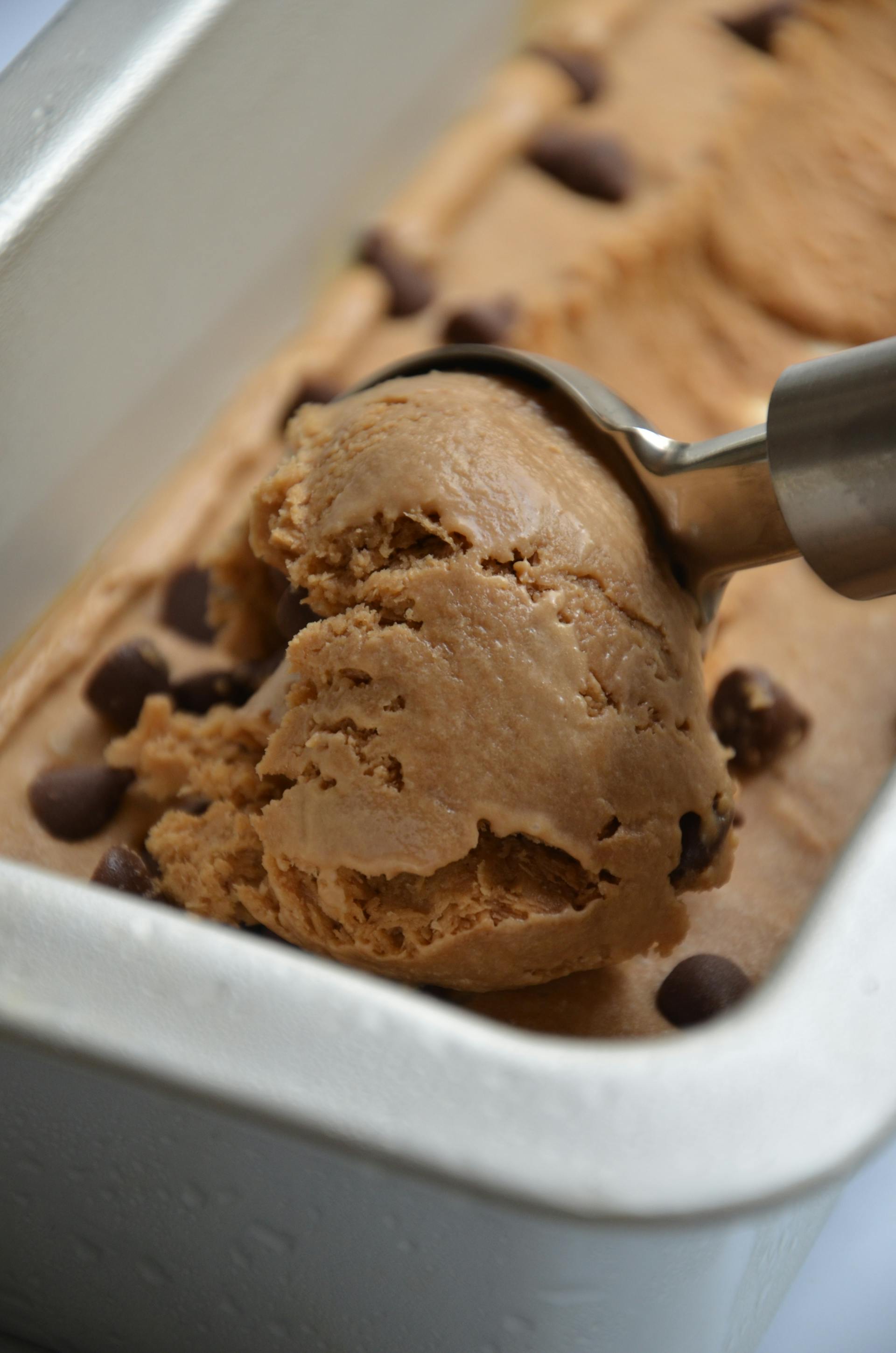 Primer plano de una bola de helado de chocolate | Fuente: Pexels