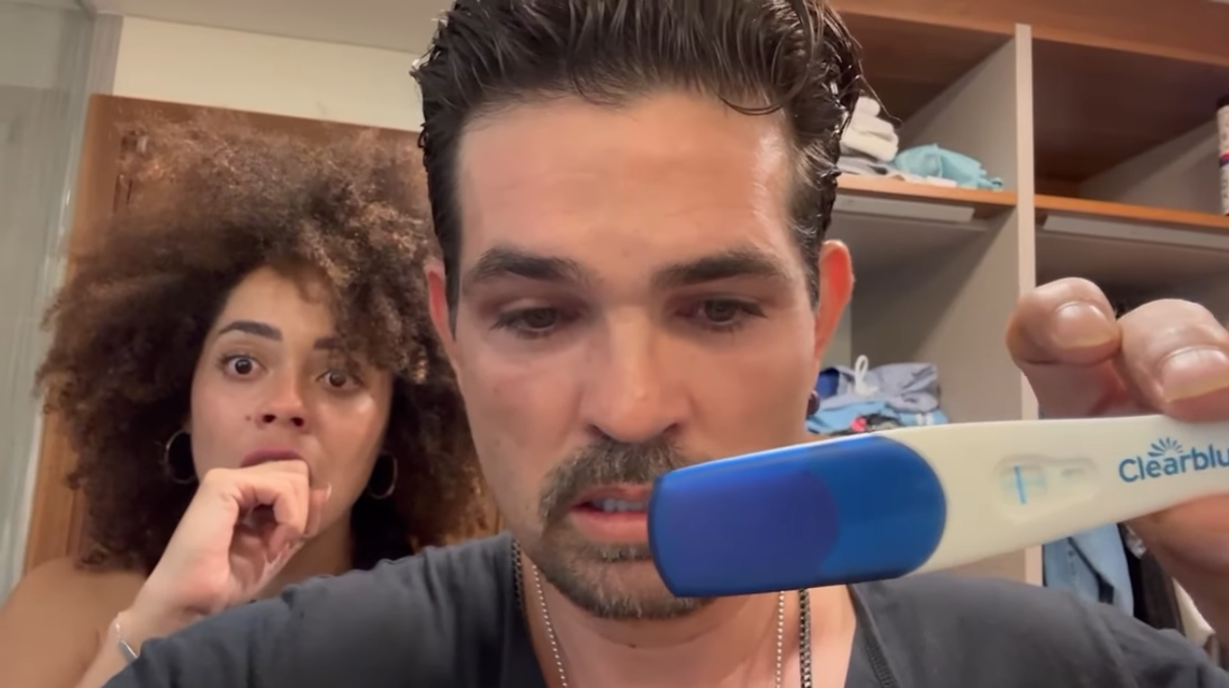 Ferdinando Valencia junto a su esposa Brenda Kellerman cuando descubrieron que estaban esperando un bebé | Fuente: YouTube/Famigovios