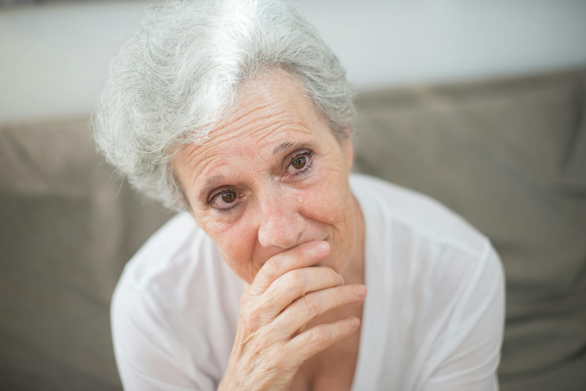 Una anciana con lágrimas en los ojos | Fuente: Pexels