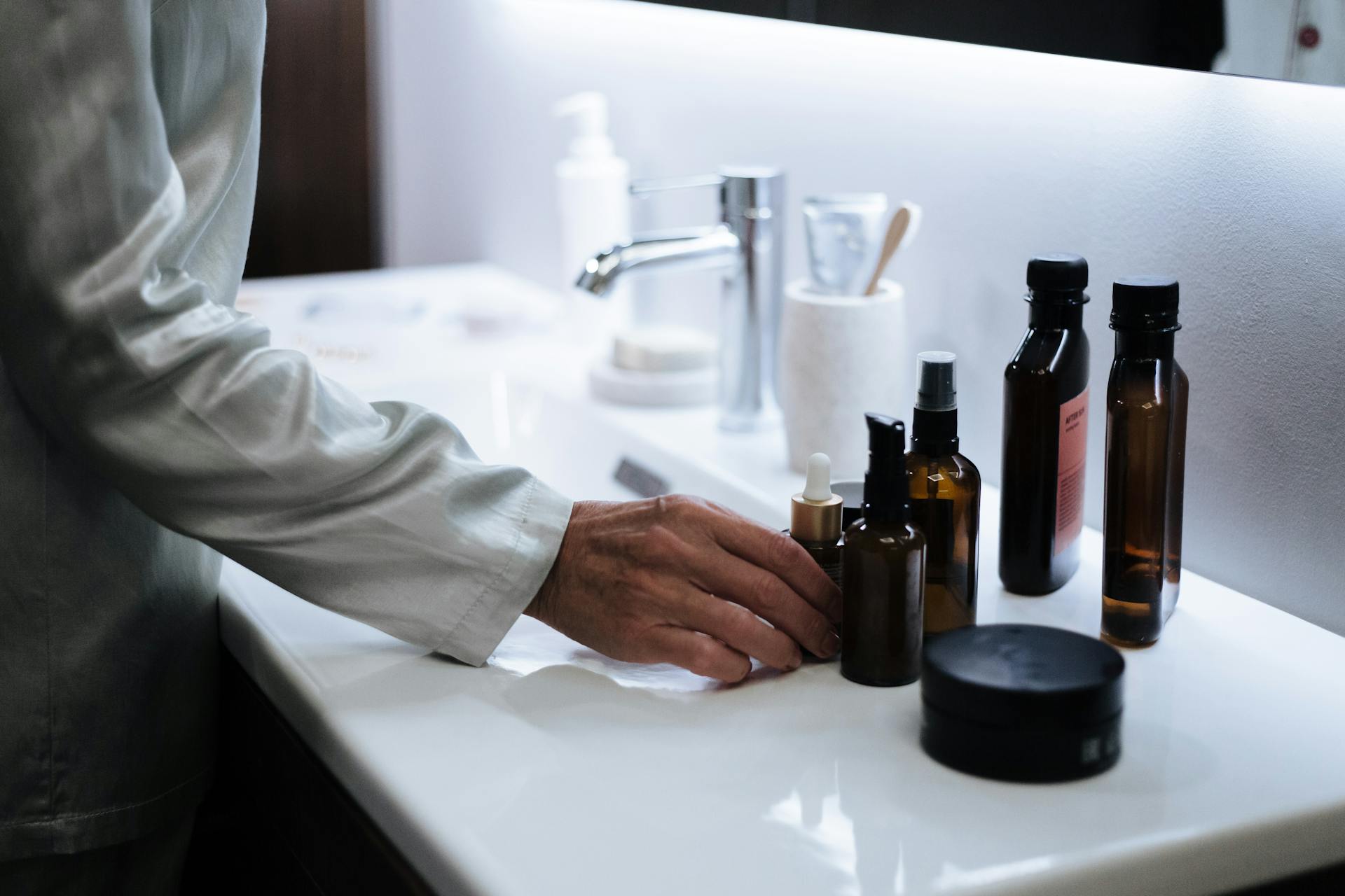 Productos de cuidado de la piel en el lavabo | Fuente: Pexels