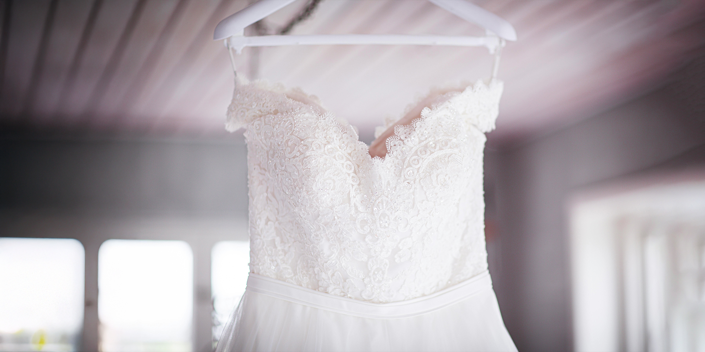 Vestido de novia colgado del temblor | Fuente: Pexels
