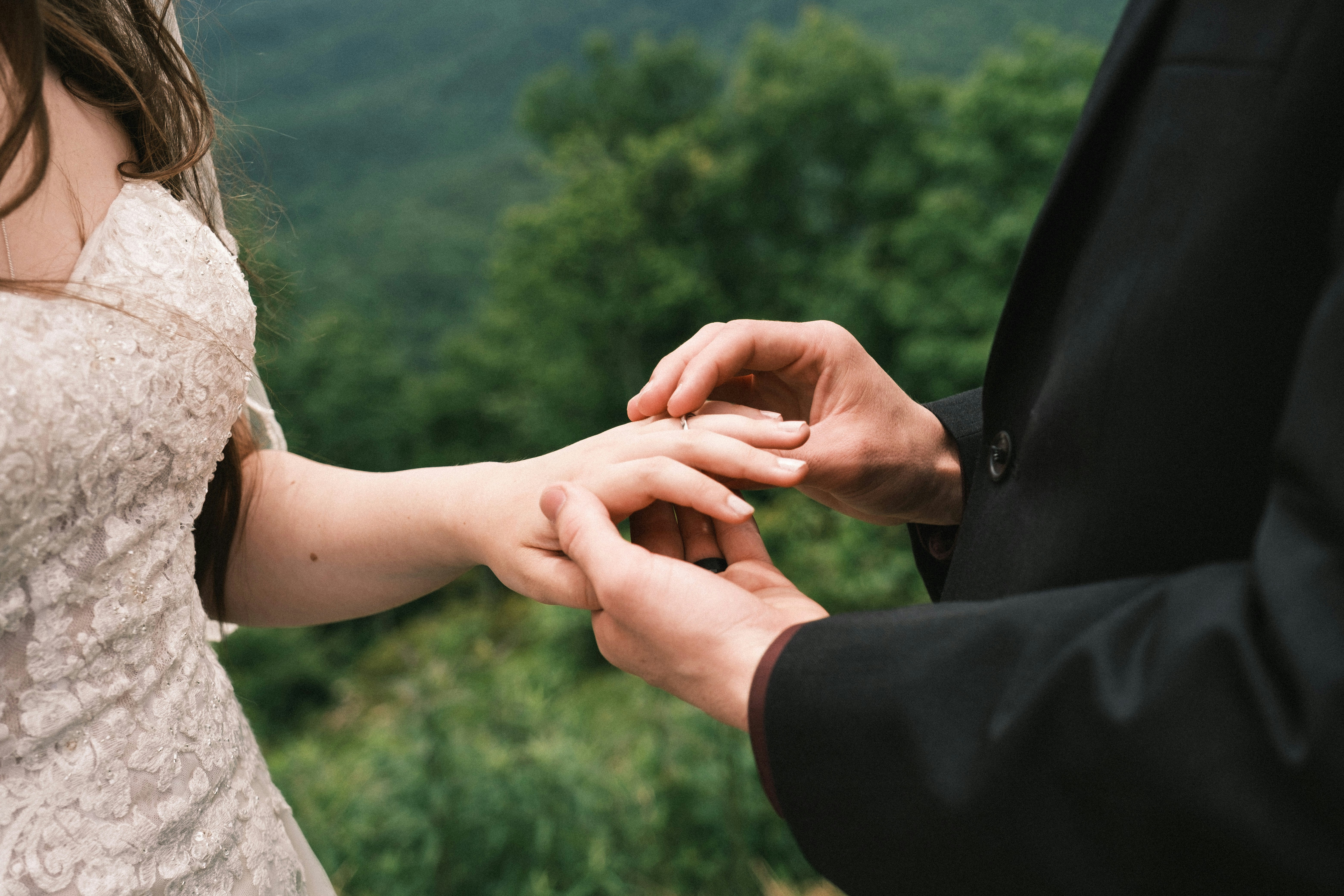 Un hombre colocando un anillo de compromiso en el dedo de una mujer | Fuente: Unsplash