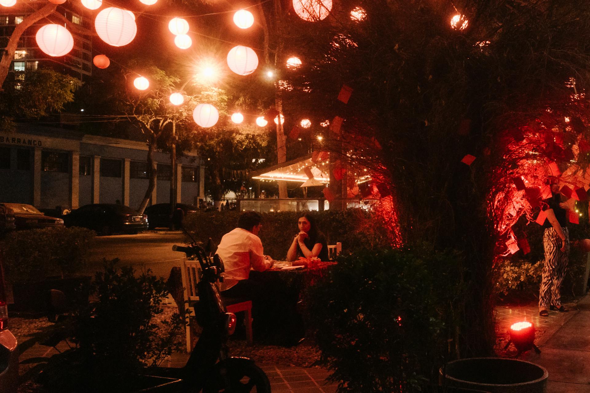 Gente disfrutando de una cita en un restaurante | Fuente: Pexels