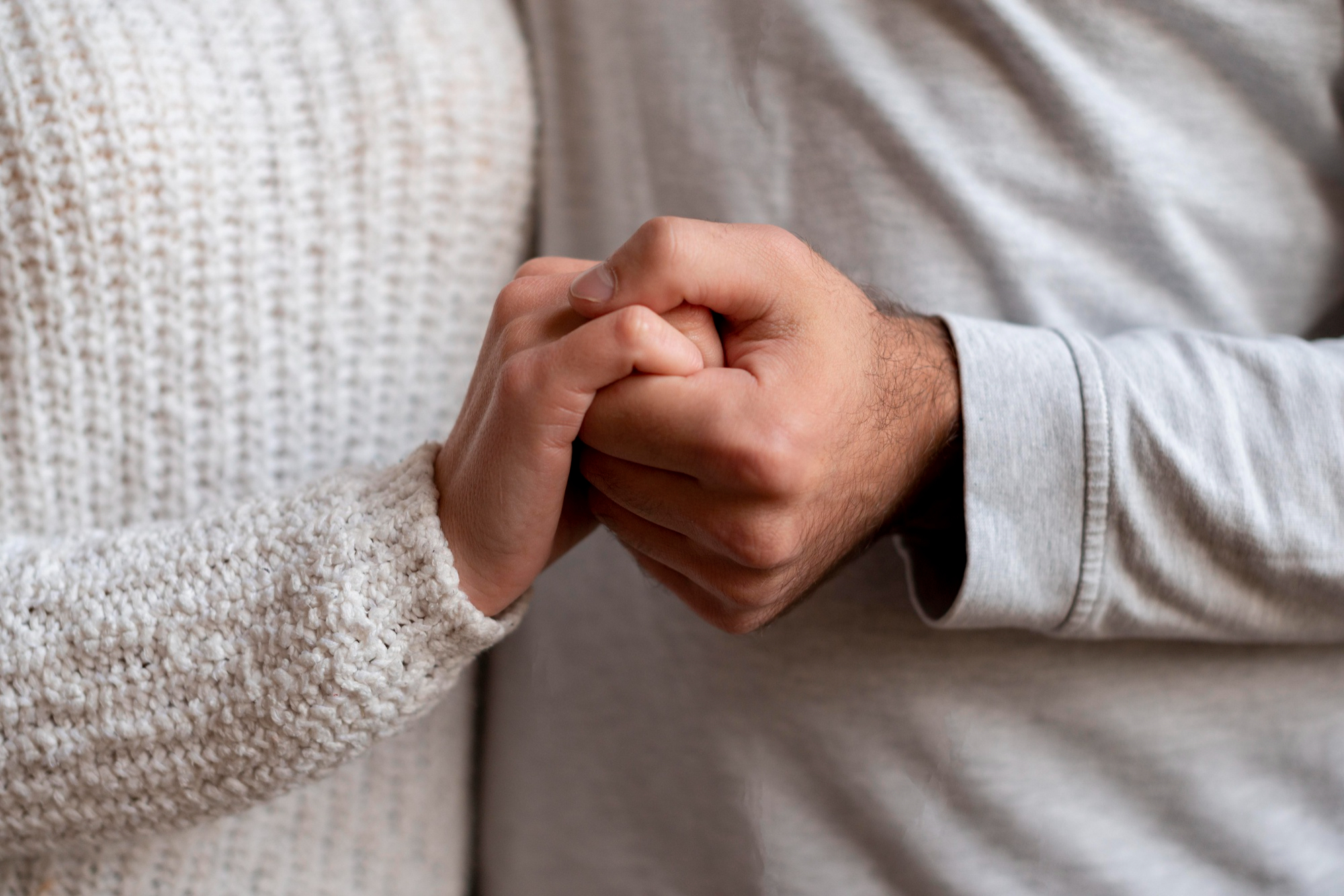 Una pareja tomada de la mano | Fuente: Freepik