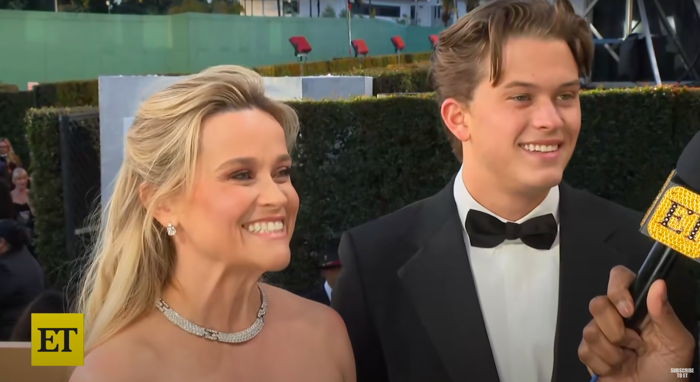 Reese Witherspoon y Deacon Phillippe hablando con Entertainment Tonight en los Globos de Oro 2024, publicado el 8 de enero de 2024. | Fuente: YouTube/Entertainment Tonight