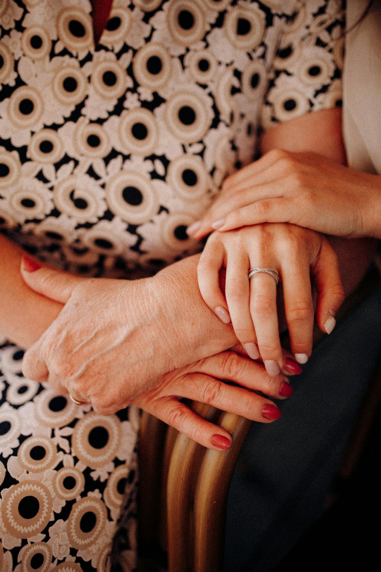 Primer plano de una mujer cogiendo de la mano a una señora mayor | Fuente: Pexels