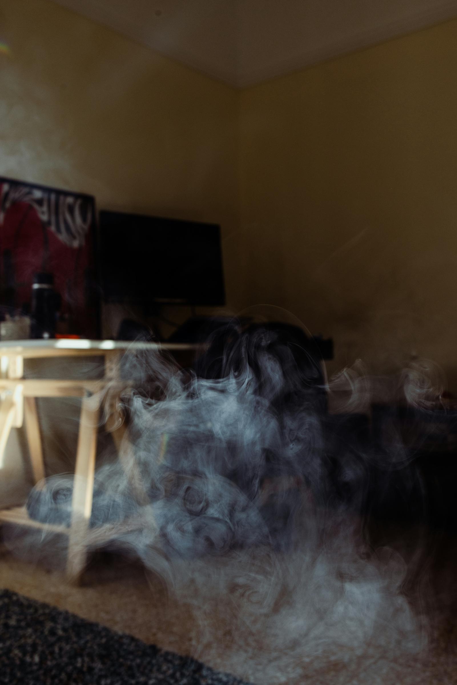 Humo en el interior de una casa | Fuente: Unsplash