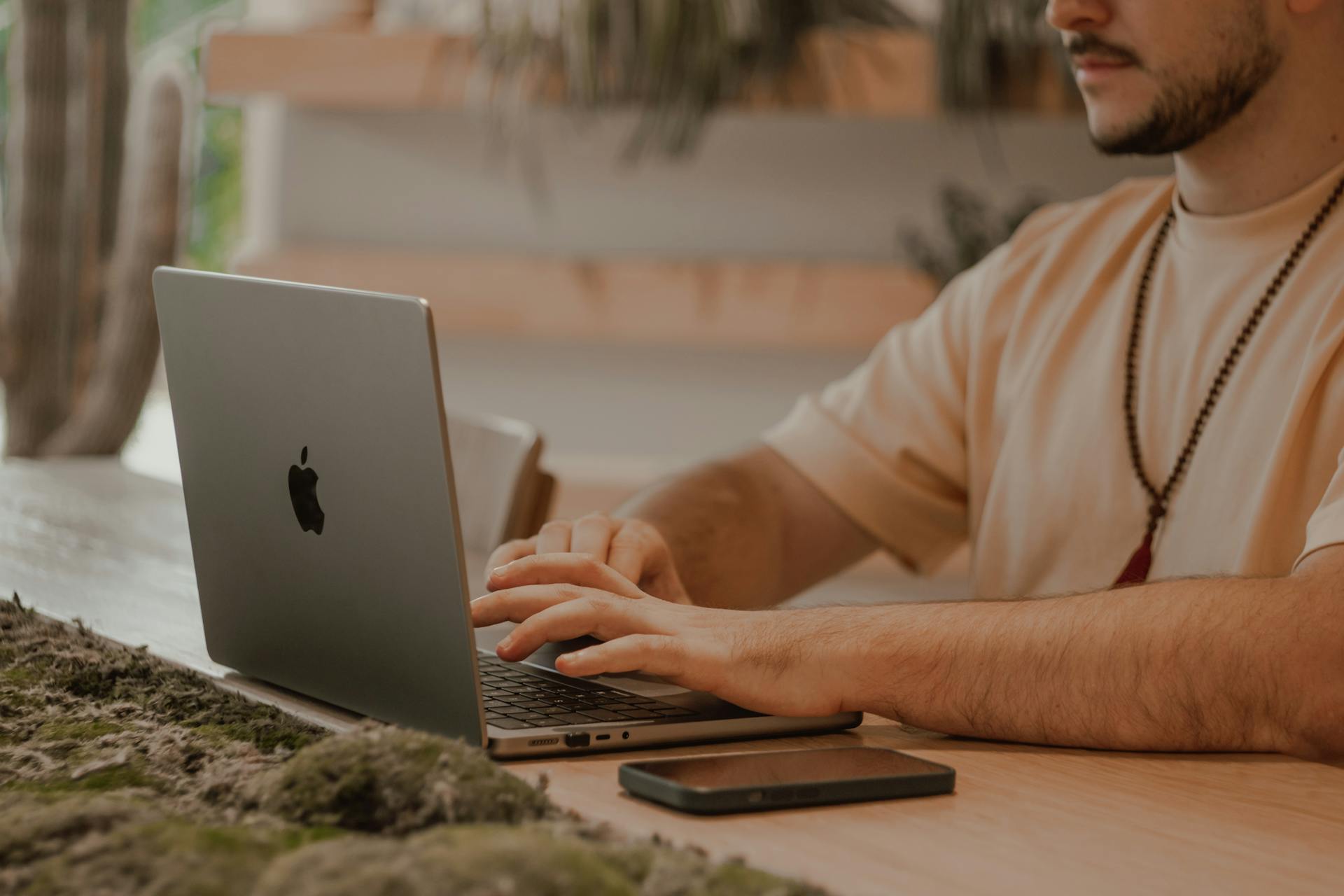 Un hombre trabajando con su portátil | Fuente: Pexels