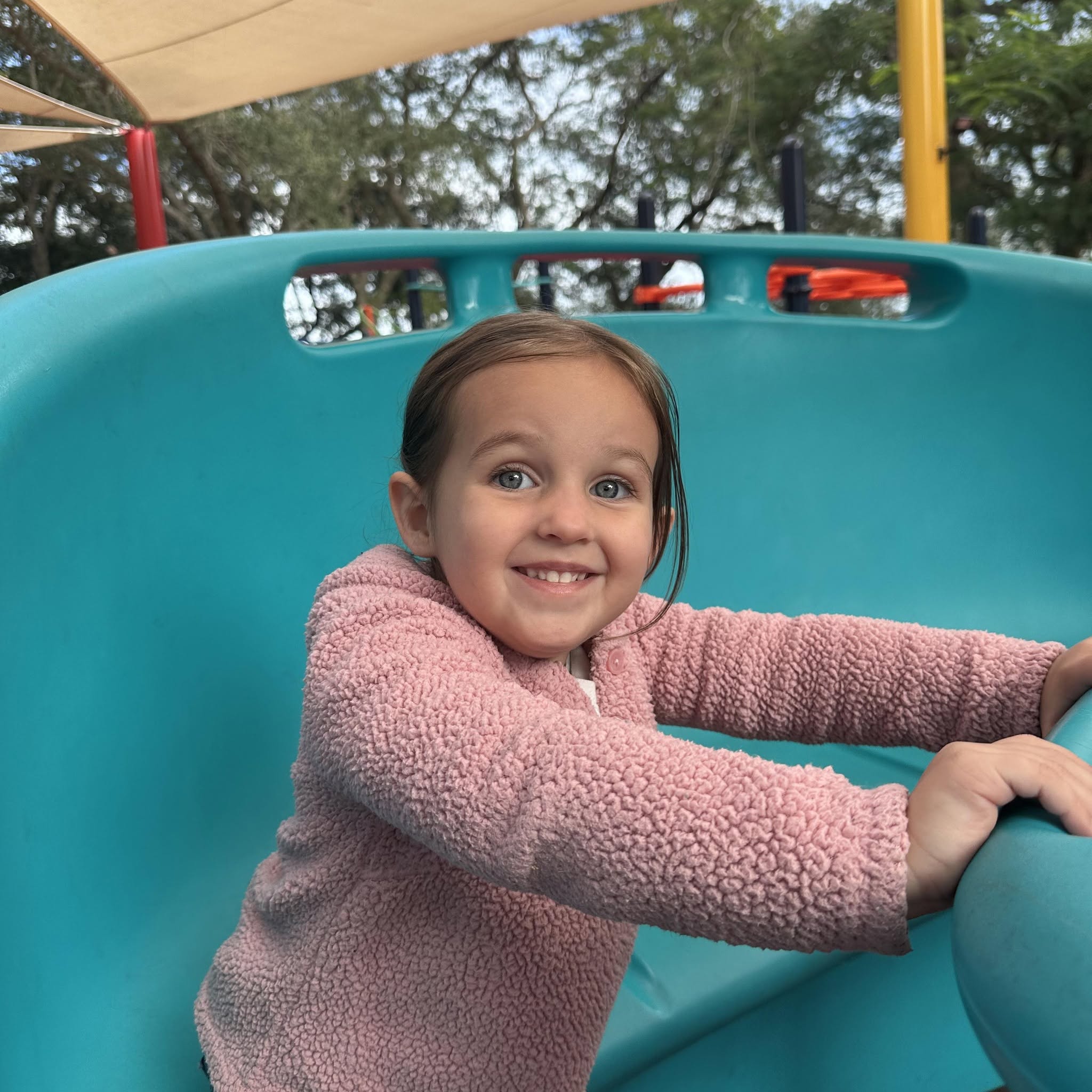 Briella Holmes sufrió un accidente fortuito que le costó la vida solo unos días después. Esta es una foto de ella en un tobogán, publicada el 27 de julio de 2026. | Fuente: Facebook/Jason Holmes