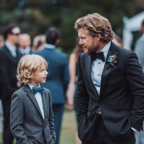 Un padre y su hijo hablando en una boda | Fuente: Midjourney