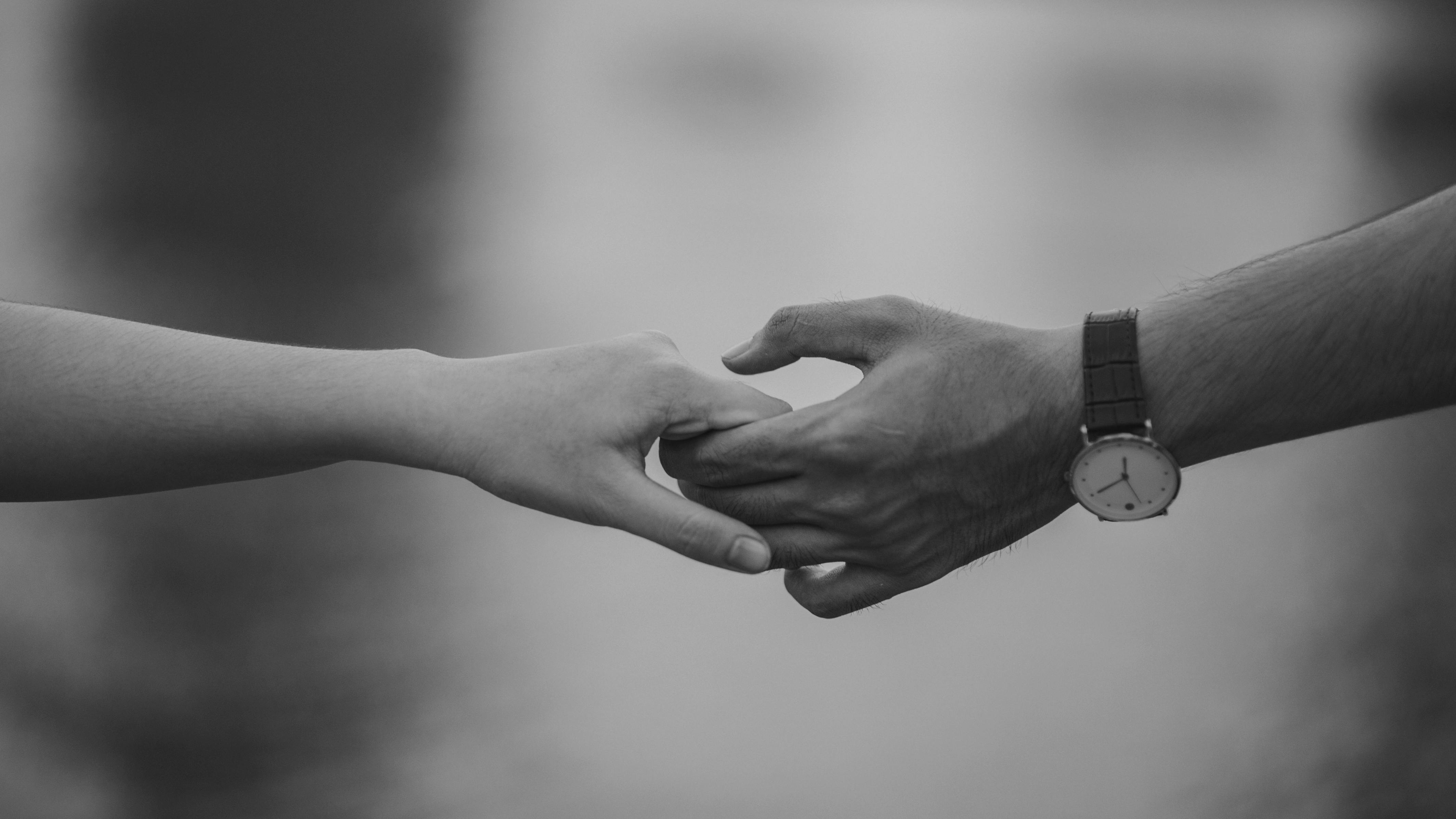 Una pareja tomada de la mano | Fuente: Pexels