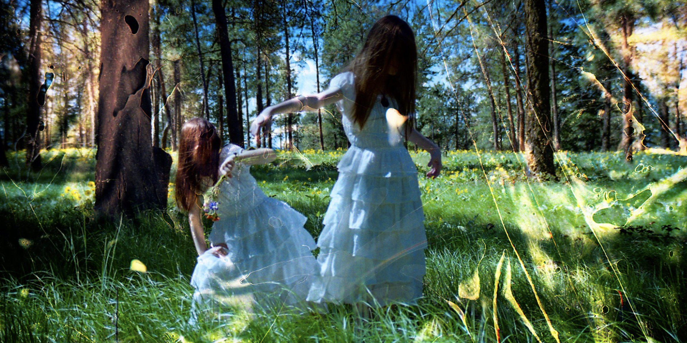 Dos niñas jugando en el césped | Fuente: Flickr (Dominio público)