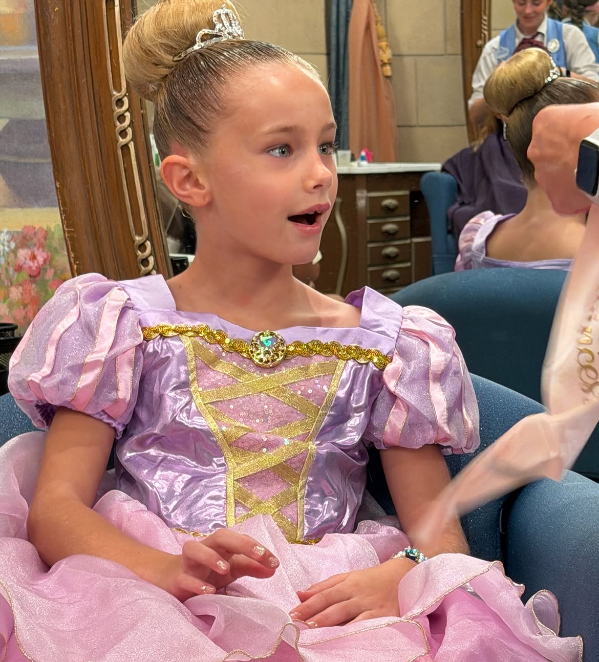 Matilda Salazar posando con su vestido rosa de princesa en un camino de Magic Kingdom | Fuente: Instagram/lovingmatilda