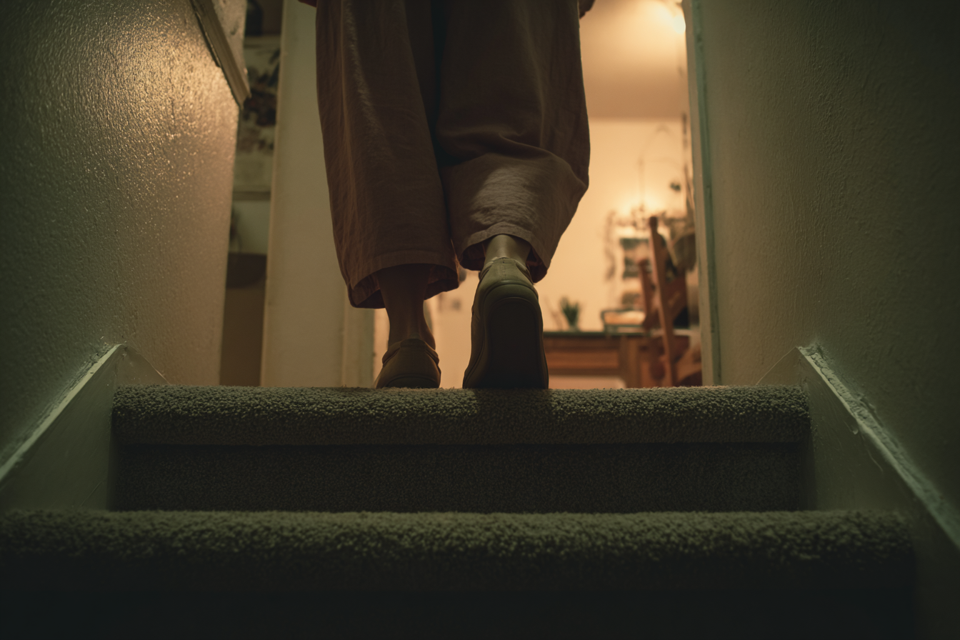 Una mujer subiendo una escalera | Fuente: Midjourney