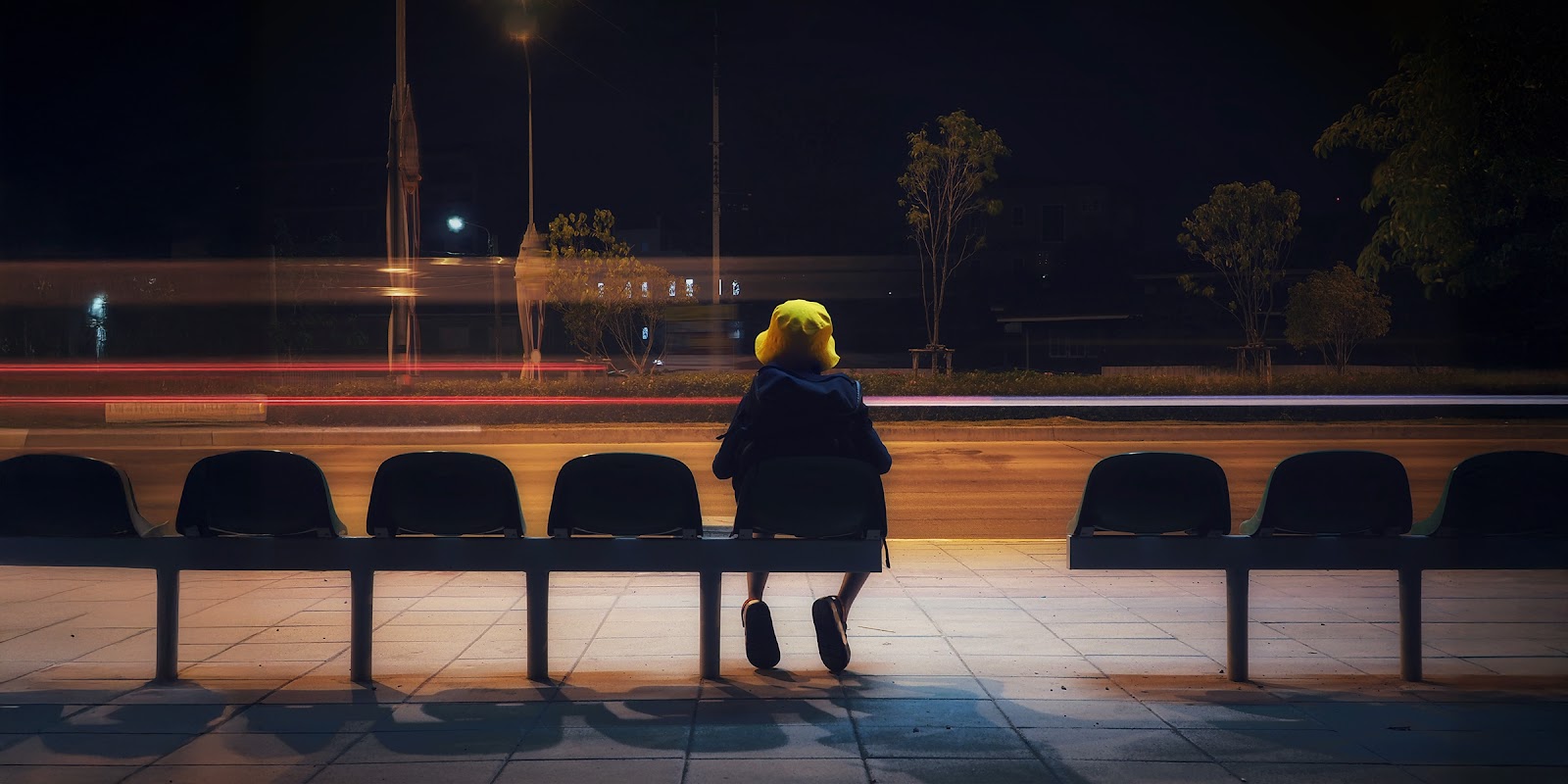 Un niño en una parada de autobuses | Fuente: Shutterstock