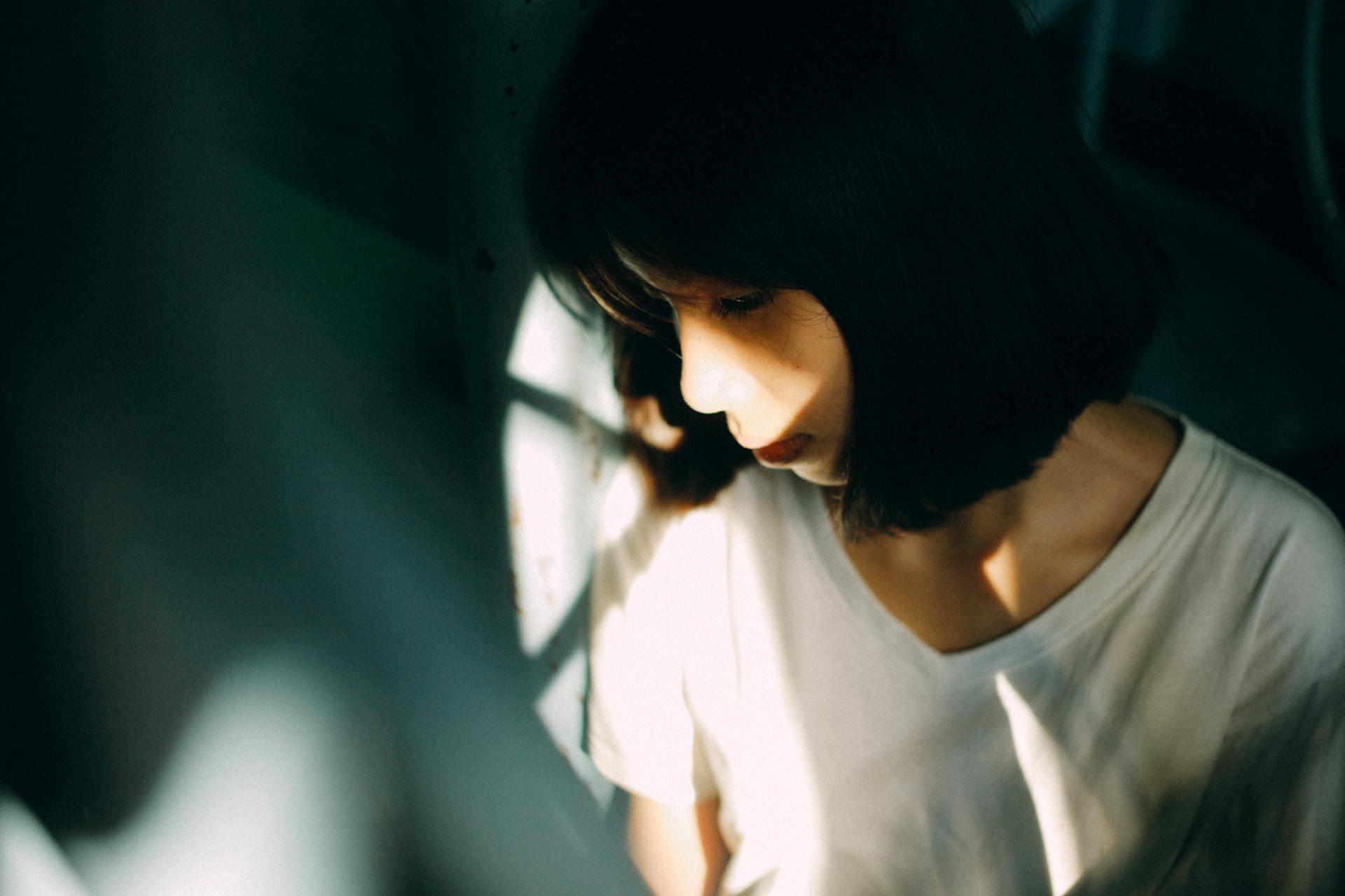 Una chica triste en las sombras | Fuente: Pexels