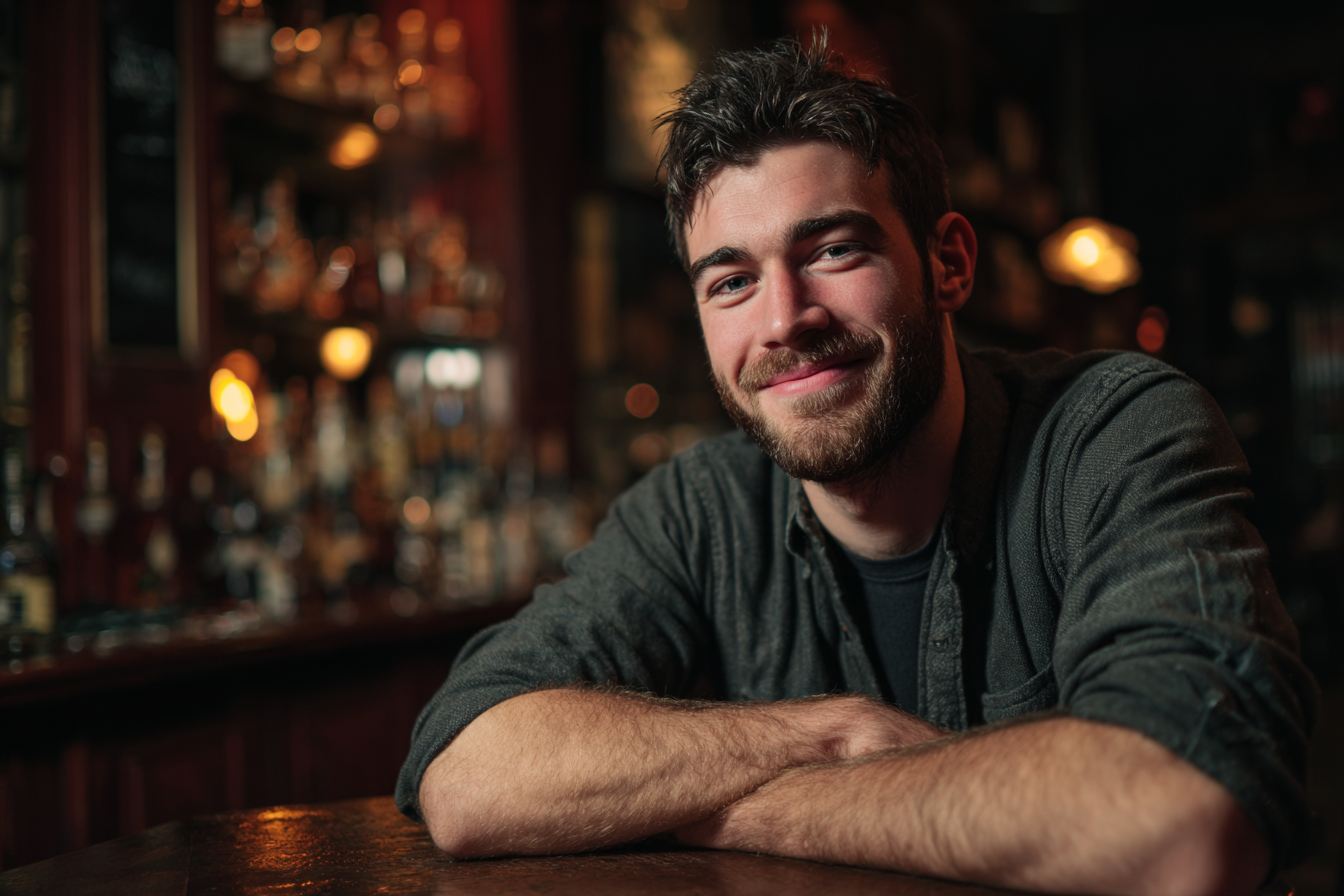 Un hombre en un bar sonriendo a alguien | Fuente: Midjourney