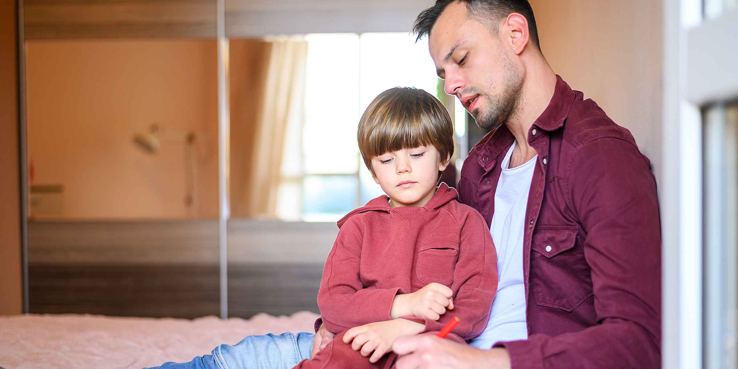 Un dúo de padre e hijo sentados juntos | Fuente: Freepik