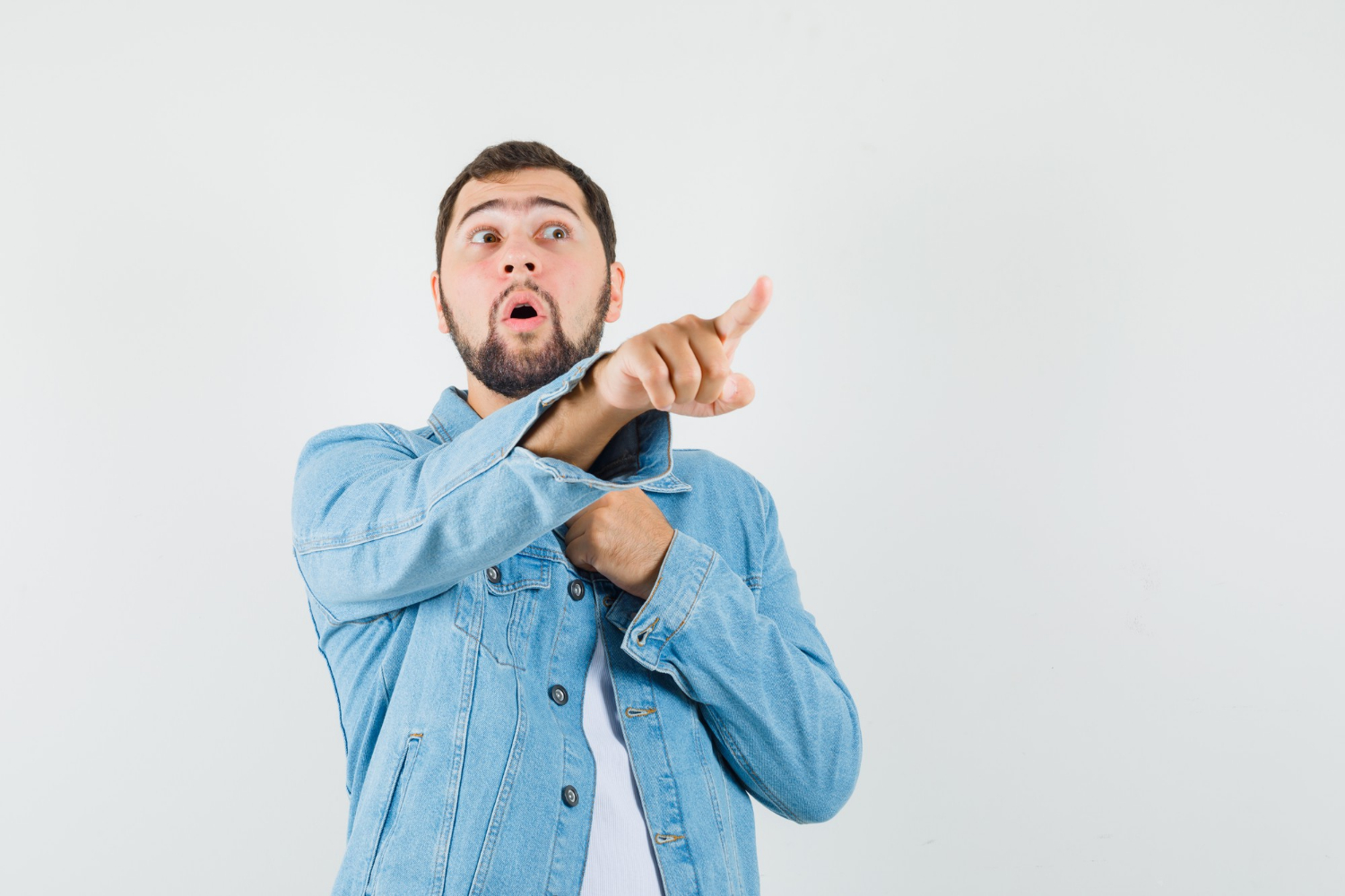 Un hombre aturdido señalando con el dedo | Fuente: Freepik