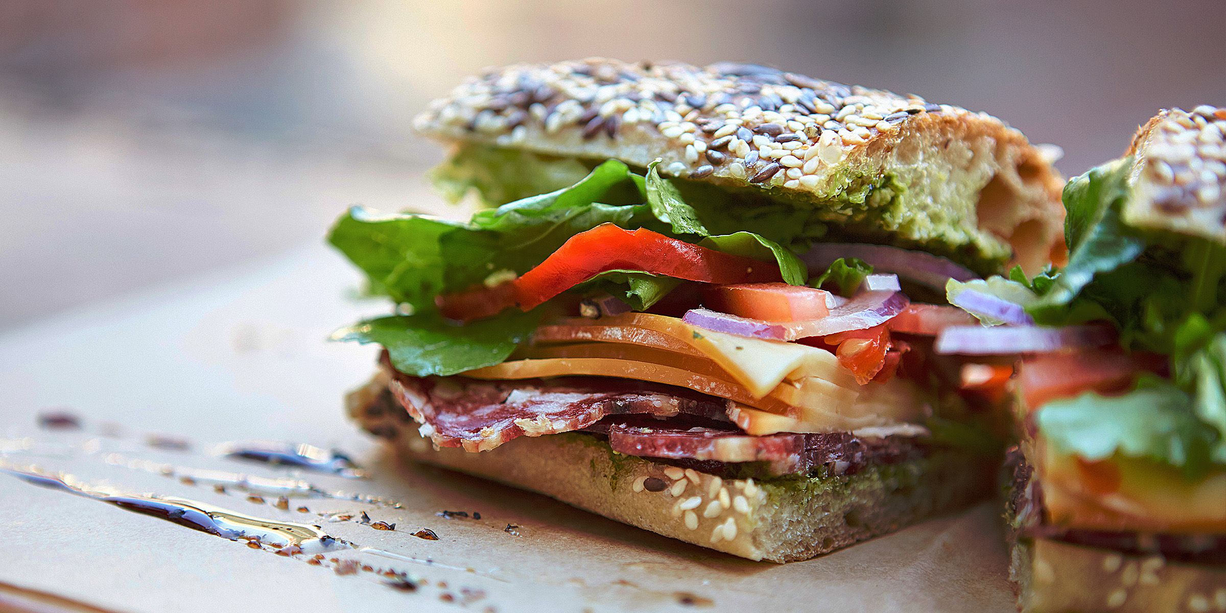 Un bocadillo cortado por la mitad | Fuente: Shutterstock