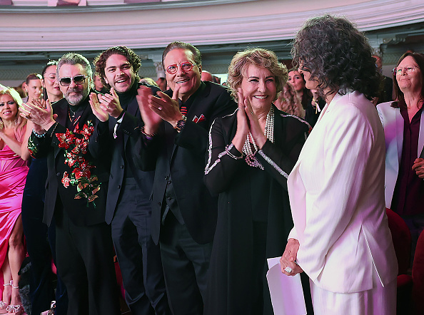 El homenajeado Manuel Mijares, José Manuel Mijares Hogaza, el homenajeado Arturo Sandoval y Marianela Sandoval asisten a la Presentación de Premios Especiales durante la 24ª Entrega Anual de los Latin Grammy el 12 de noviembre de 2023 en Sevilla, España | Fuente: Getty Images