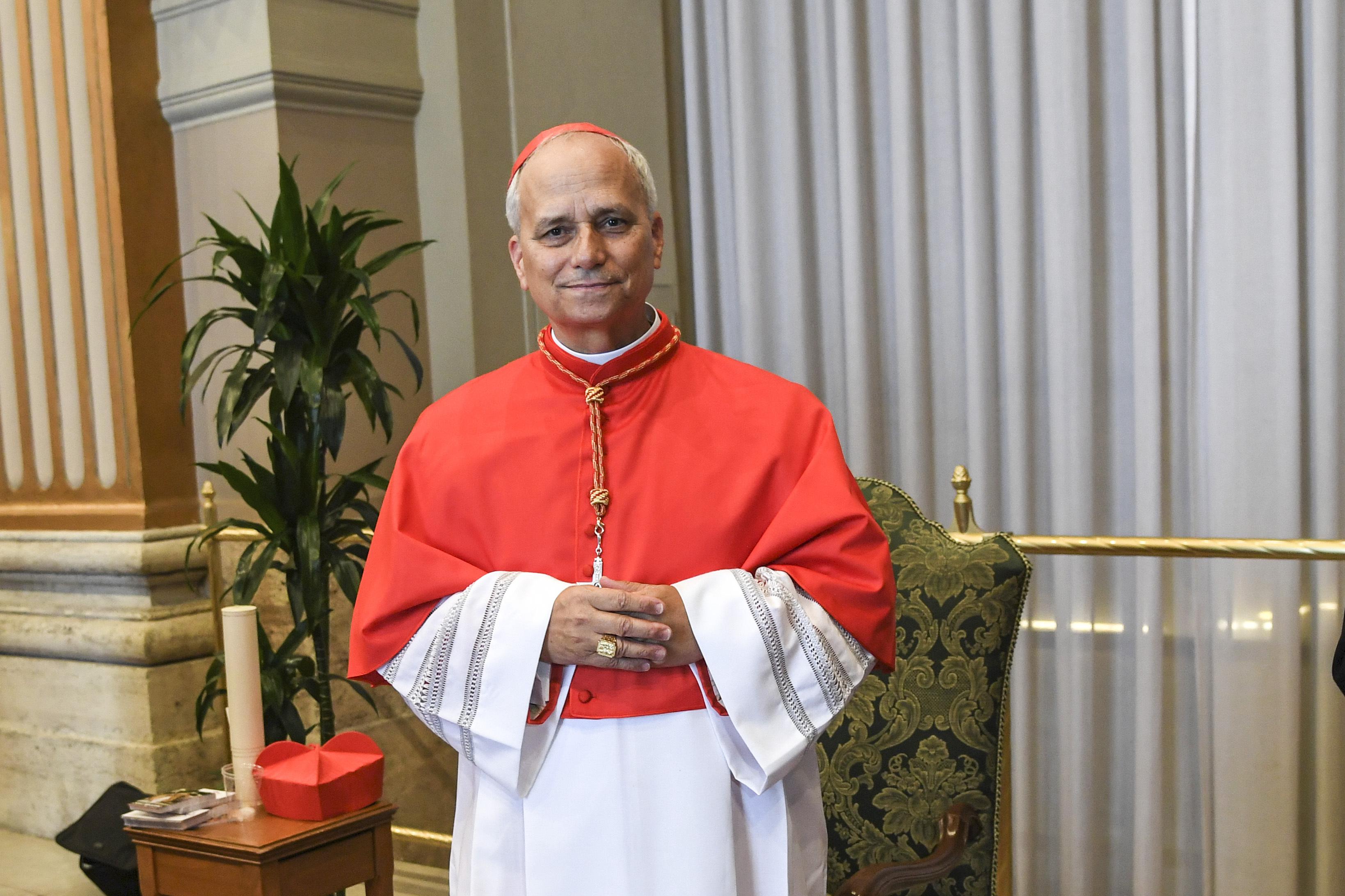 El papa León posando para las fotos cuando fue elegido cardenal en la Ciudad del Vaticano el 30 de septiembre de 2023. | Fuente: Getty Images