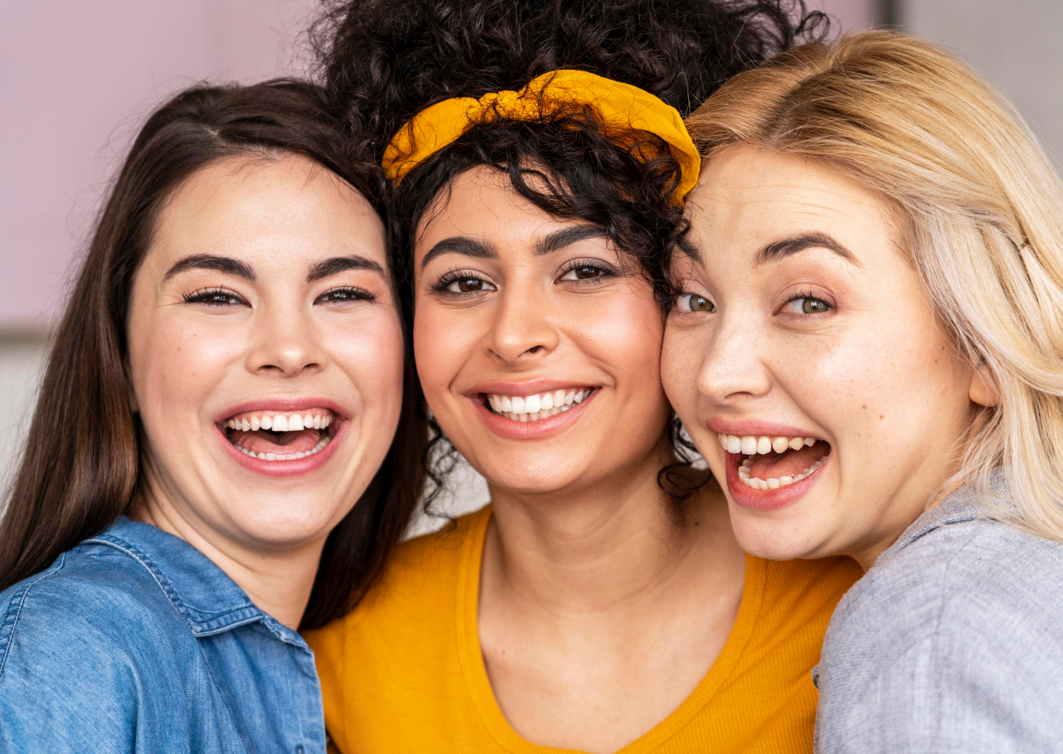 Un grupo de mujeres riendo | Fuente: Freepik