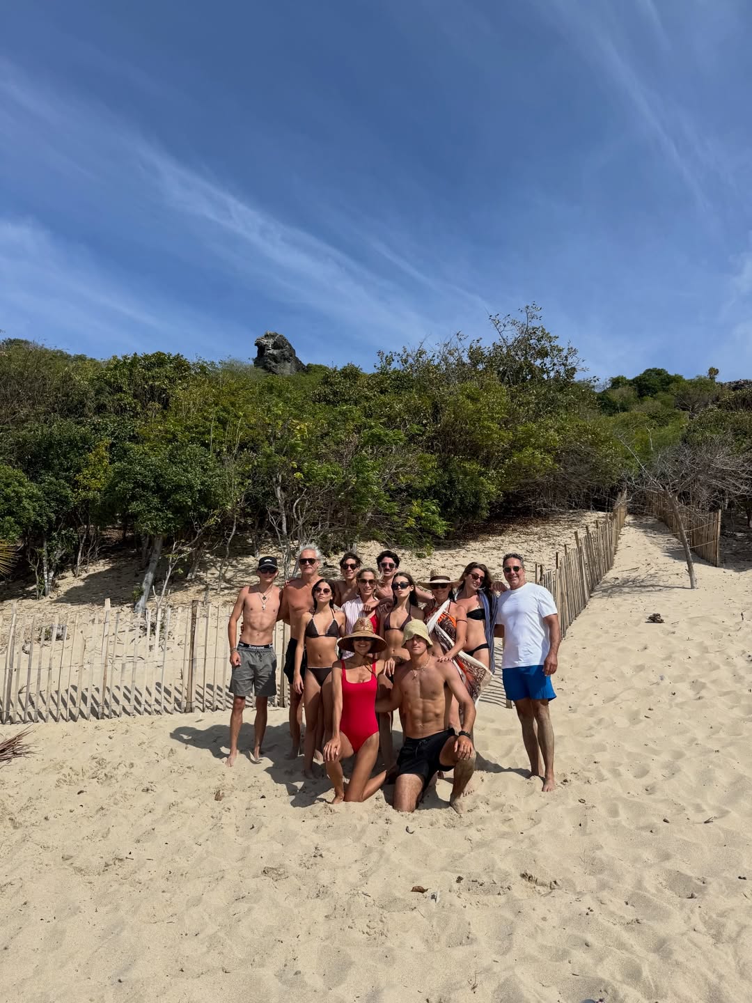 Valentina Barbier junto a Santiago Llavallol, rodeados de amigos y familia | Fuente: Instagram/santillava