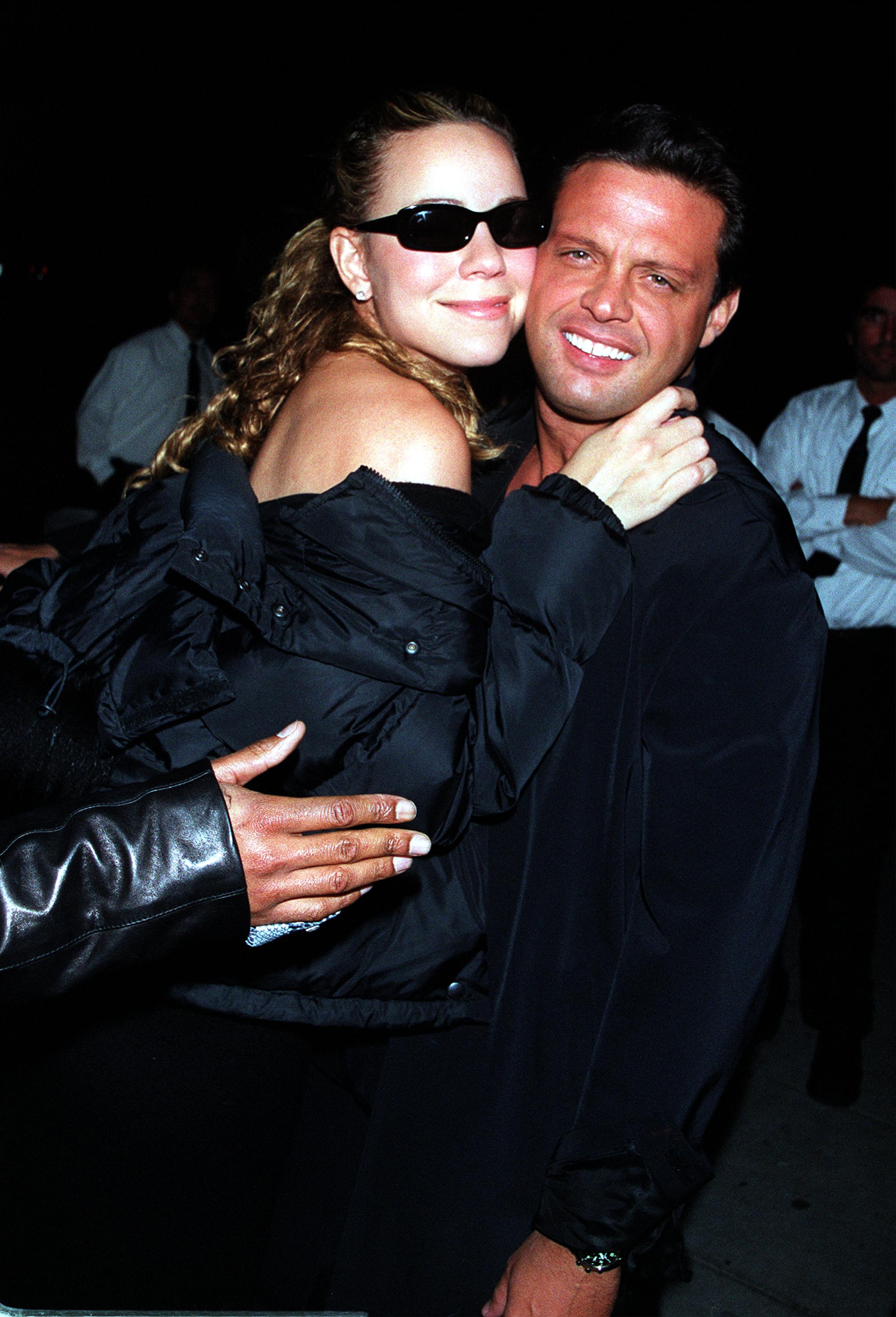 Mariah Carey y Luis Miguel llegan al restaurante Mr. Chow's el 18 de febrero de 2001 en Beverly Hills, California. | Fuente: Getty Images
