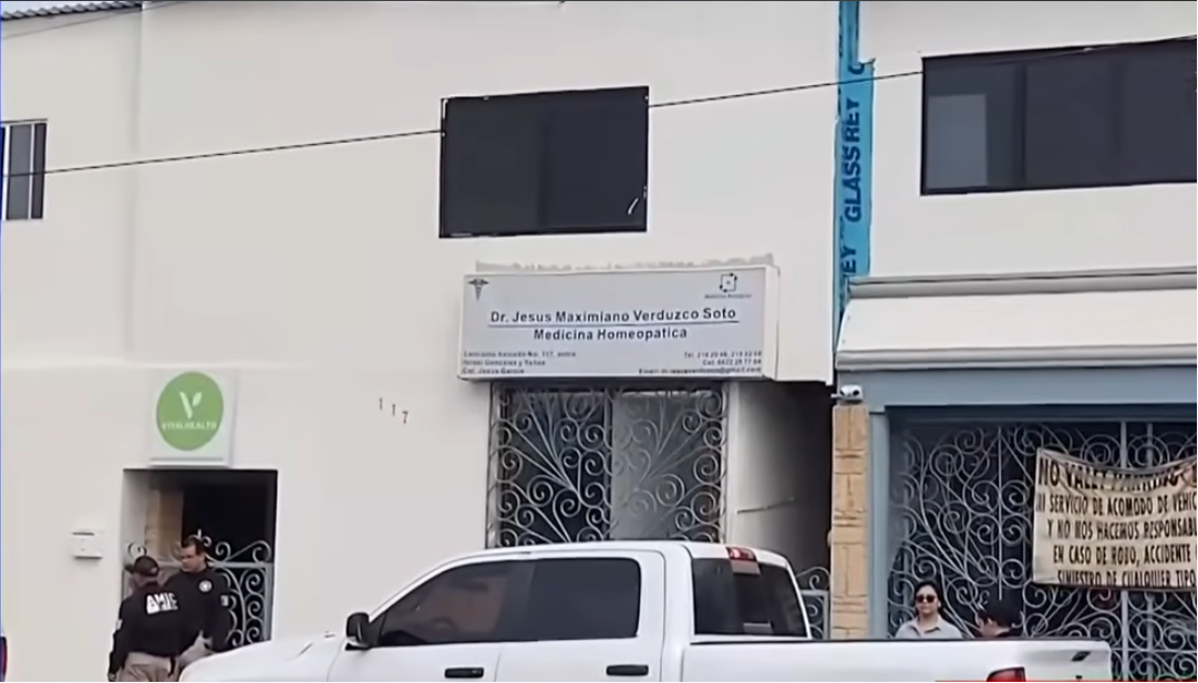 Imagen de la clínica donde se administró el suero vitamínico que habría causado el fallecimiento de 6 personas | Fuente: YouTube/elheraldodemexico
